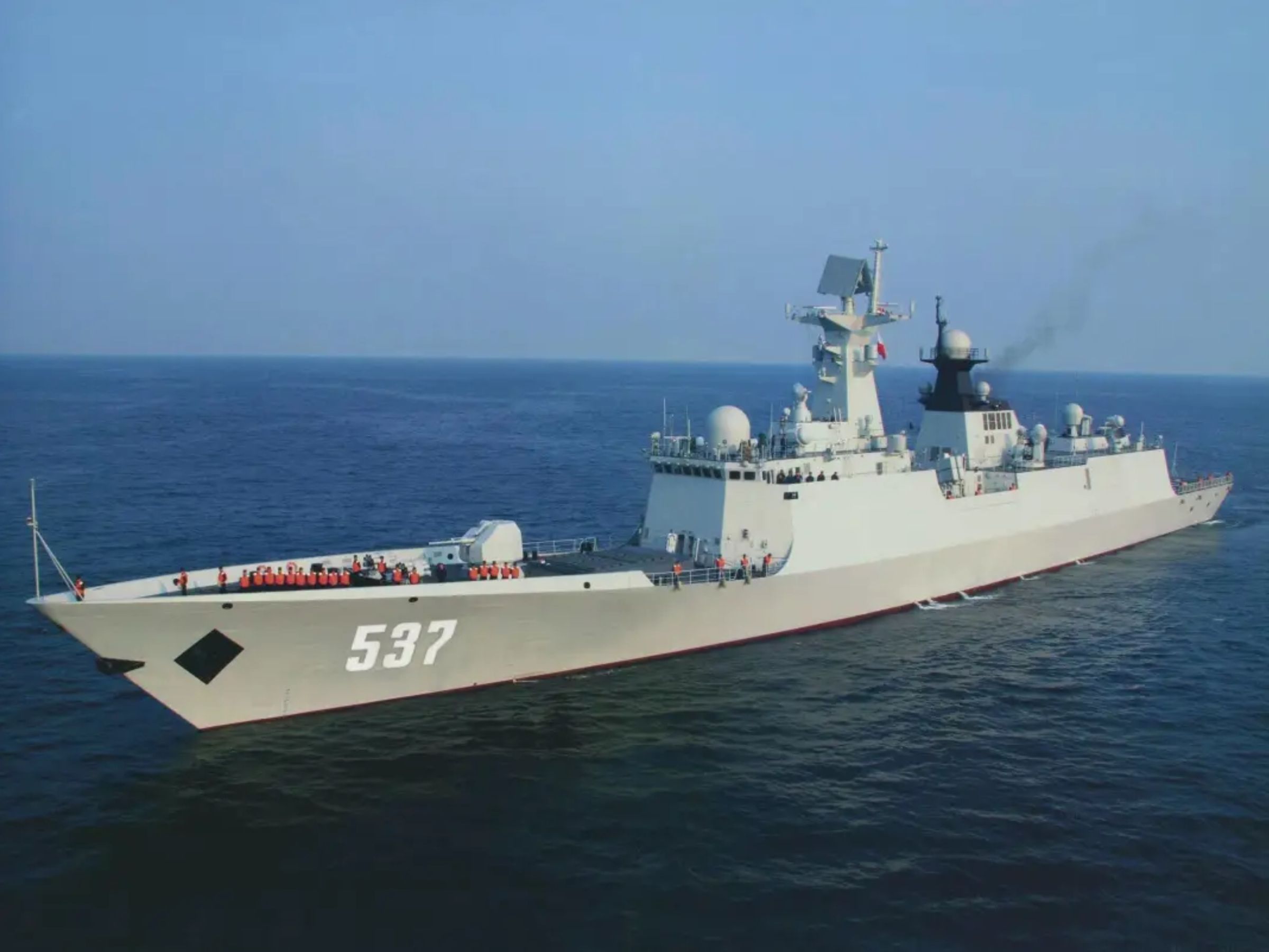 共軍宜興艦近日在執行任務時稱「中國台灣」打算驅離台灣軍機，反而被不明聲源嗆「放你X的屁」。（翻攝自搜狐新聞）