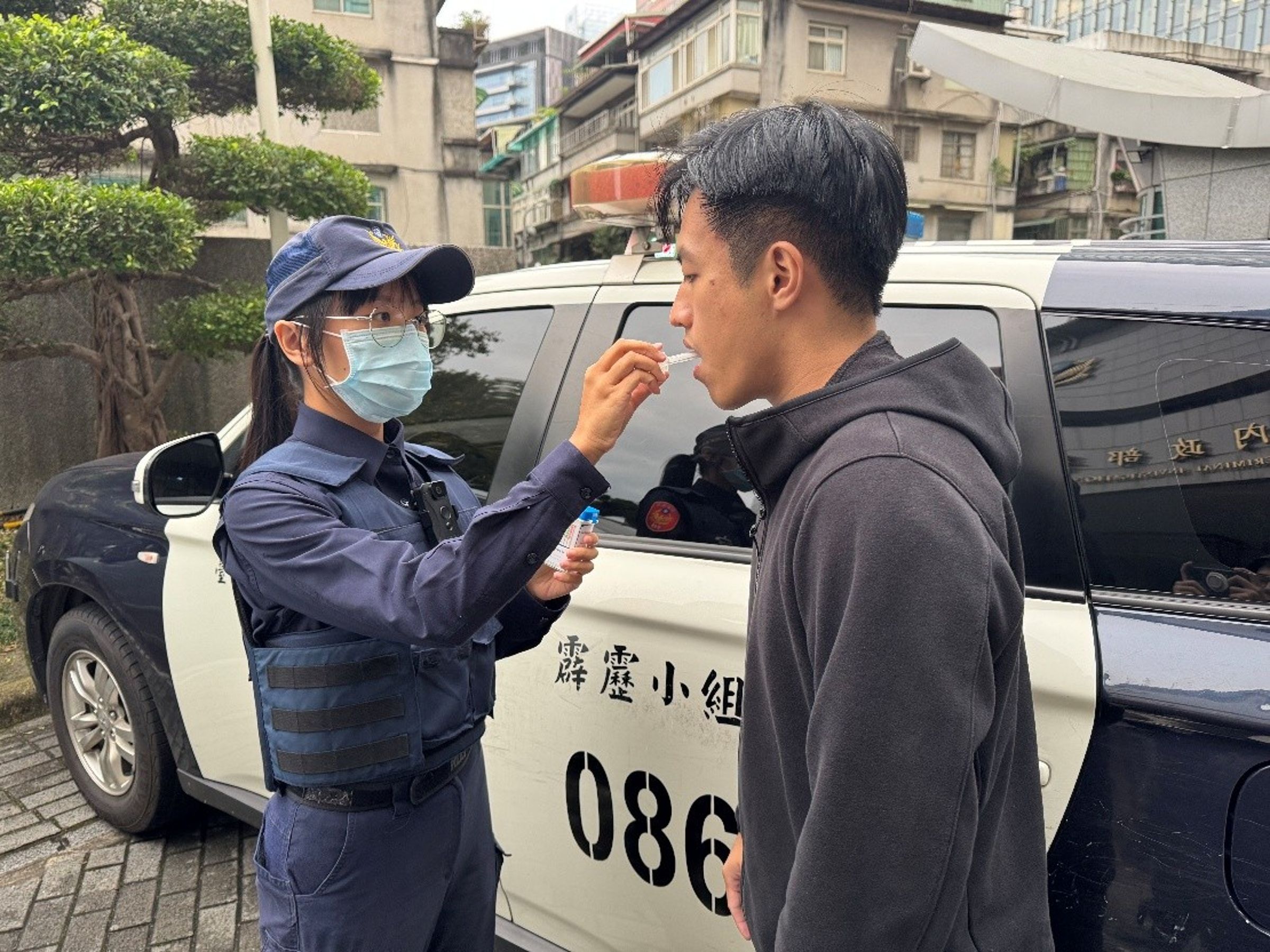 員警使用毒品唾液快篩試劑採集唾液。(警方提供)