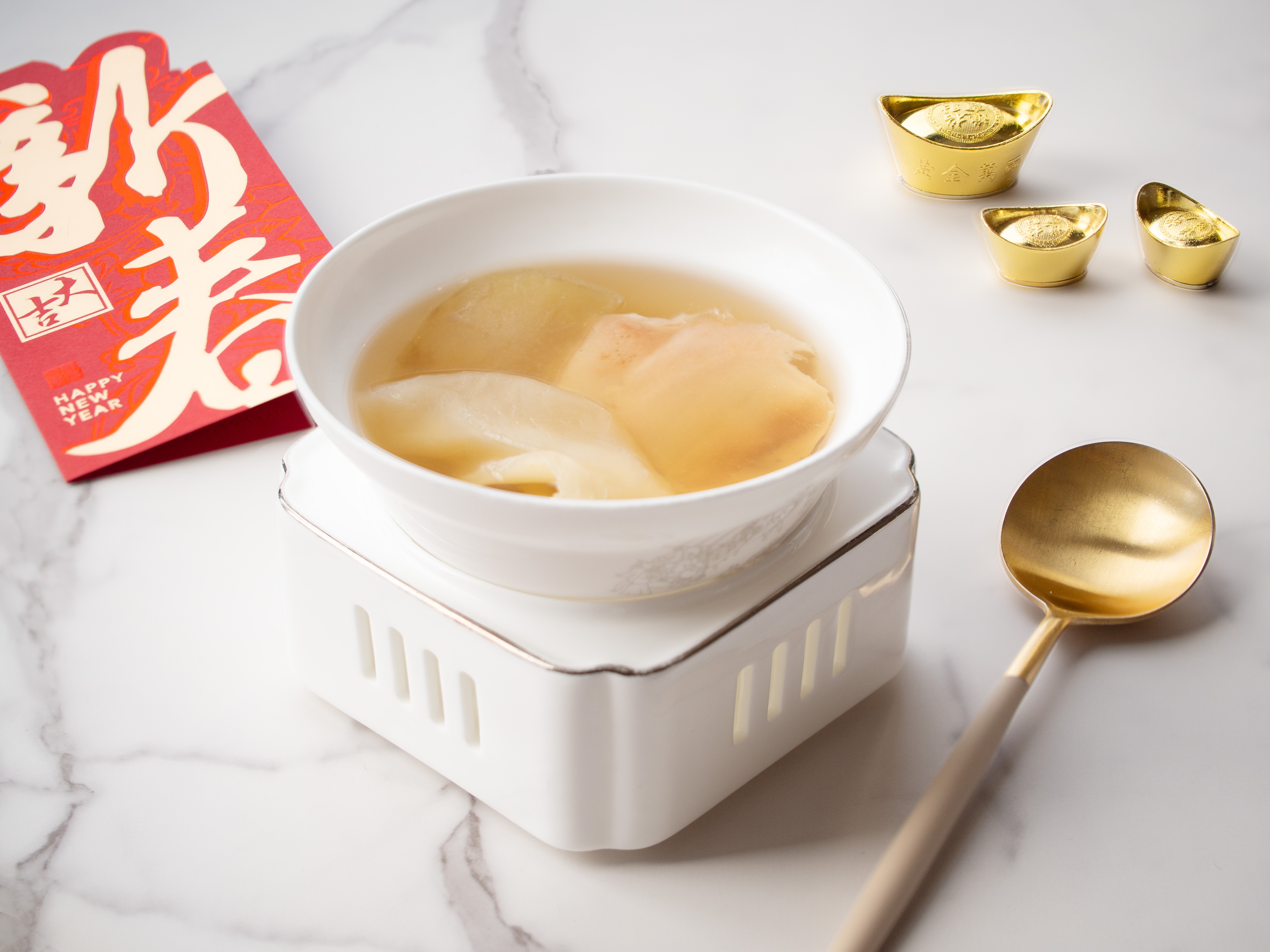 「頂湯紅響螺蜜蘋果燉花膠」澄澈清甜，飄散著濃濃果香與海味，滋養身心，溫潤暖胃。（嘉林餐旅集團提供）