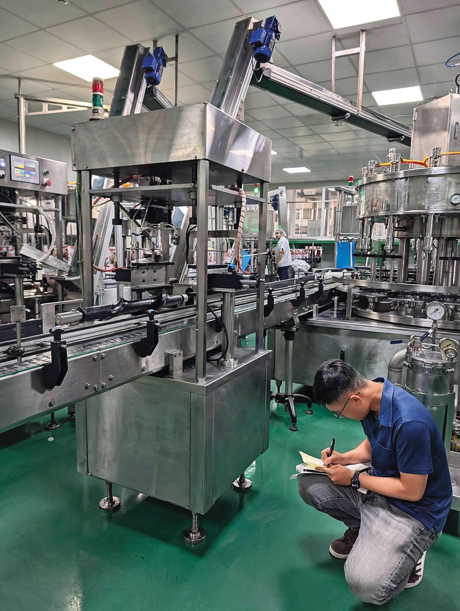 檢察官查扣福壽油廠的機具設備。（中檢提供）