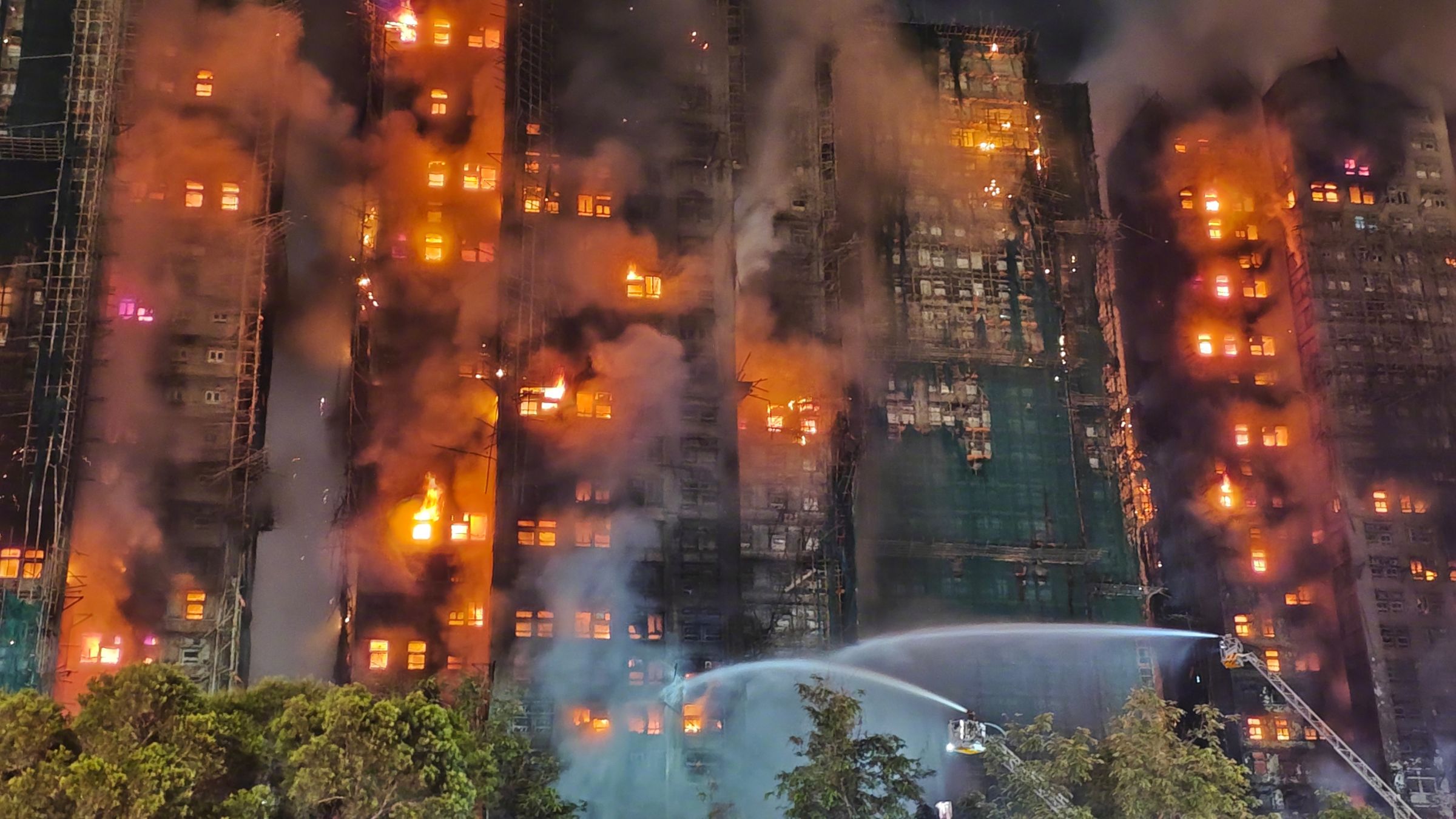 香港宏福苑大火，造成至少44人死亡、279失聯，引發國際關注。（翻攝新華社微博）