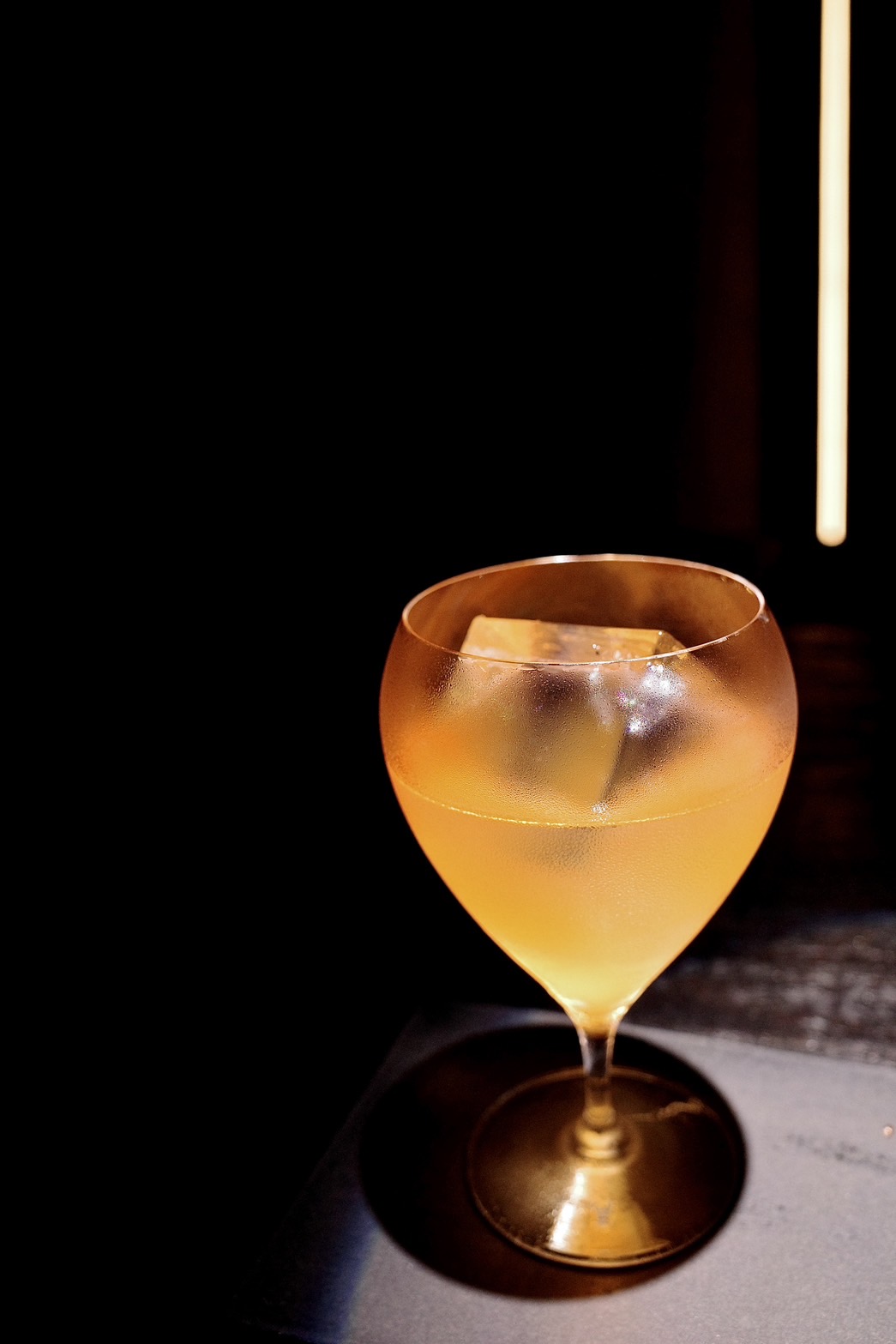 這裡保密論碼,這杯「花苞」只談酒;以蘭姆酒為基底,搭配肉桂與蜂蜜的溫暖香氣,酒體柔順,甜美中帶入細碎、成穩的苦韻。