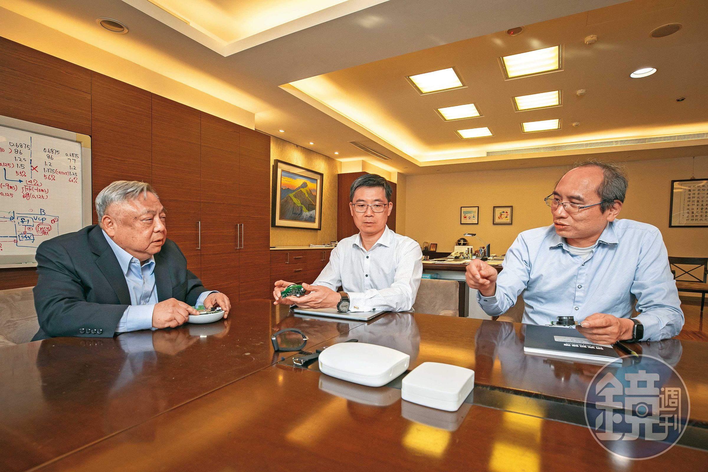 張再發（左）今年75歲，仍堅持「996」（朝9晚9，週六也上班），固定與技術長陳怡凱（中）、軟體處長何政達（右）開會把關產品。