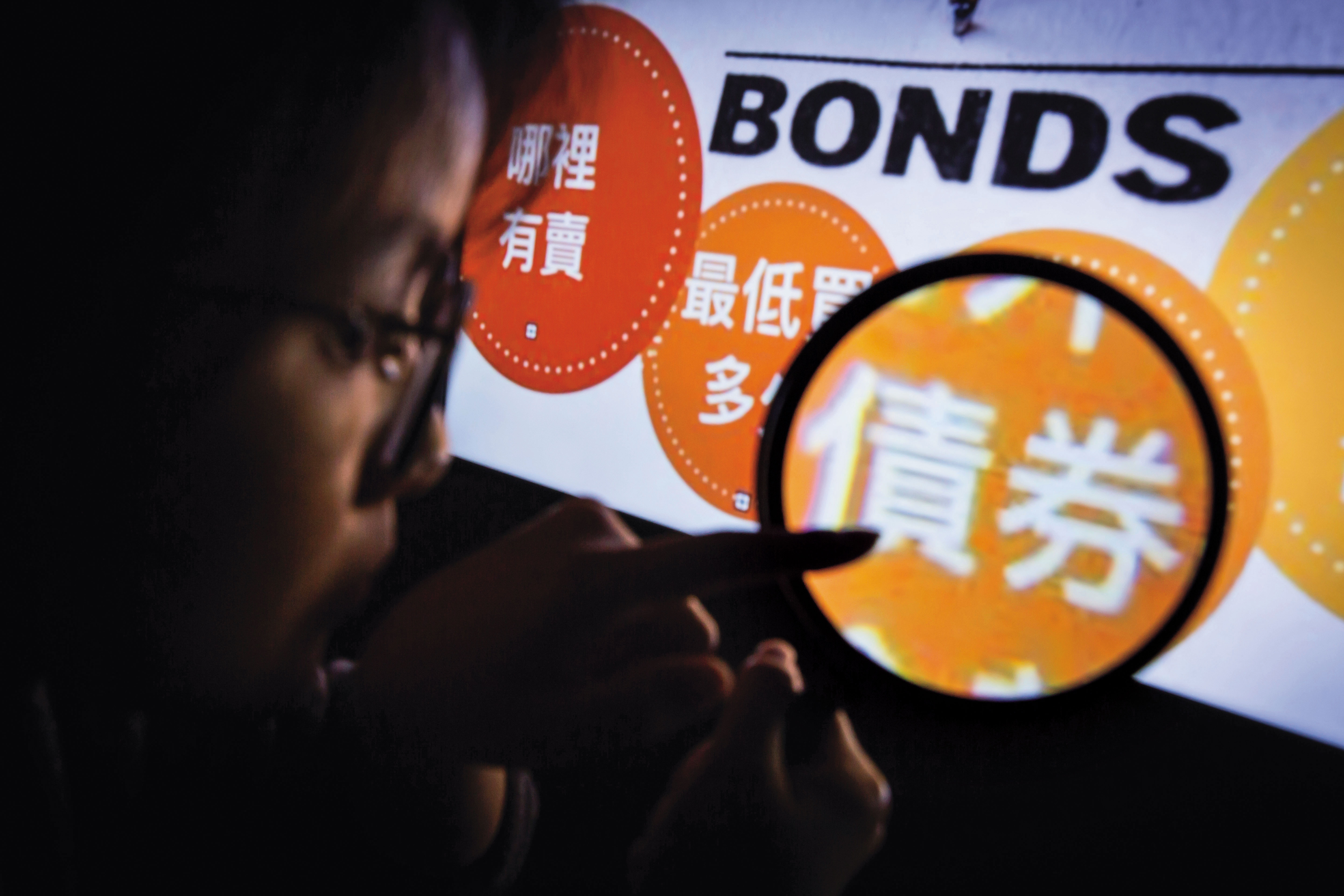專家強調，債券再怎麼跌也不會像股票變成壁紙，且未來拿回本息都一樣，價低買入越划算。