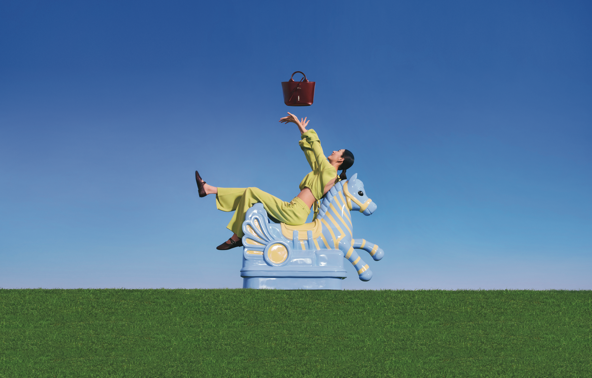 LONGCHAMP馬年限定系列以Le Roseau包款為主角。勃根地紅NT$29,600（瓏驤提供）