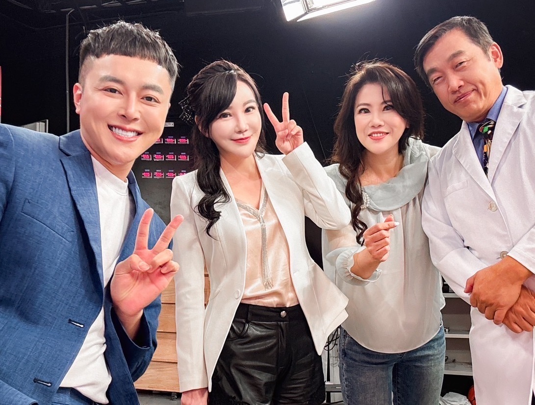 購物專家在雙11之前都會進廠「維修」臉蛋，左起為羅傑灝、整型女神斯棋、鄧少菲與整型外科專科院長劉致明。（陽光燦亮整型醫美集團提供）