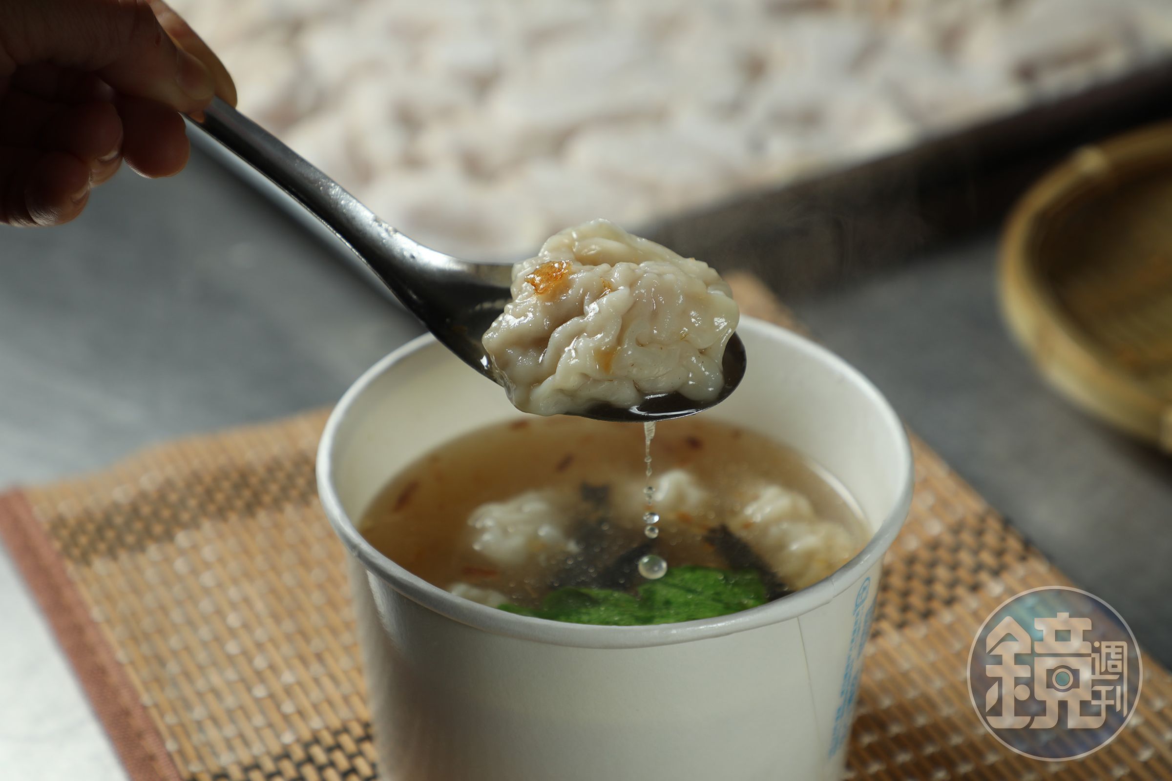 「大餛飩」的內餡簡單，吃的是豬肉餡的飽滿口感與香氣，搭配油蔥酥與青菜清湯，純粹而美味。（70元／小份）
