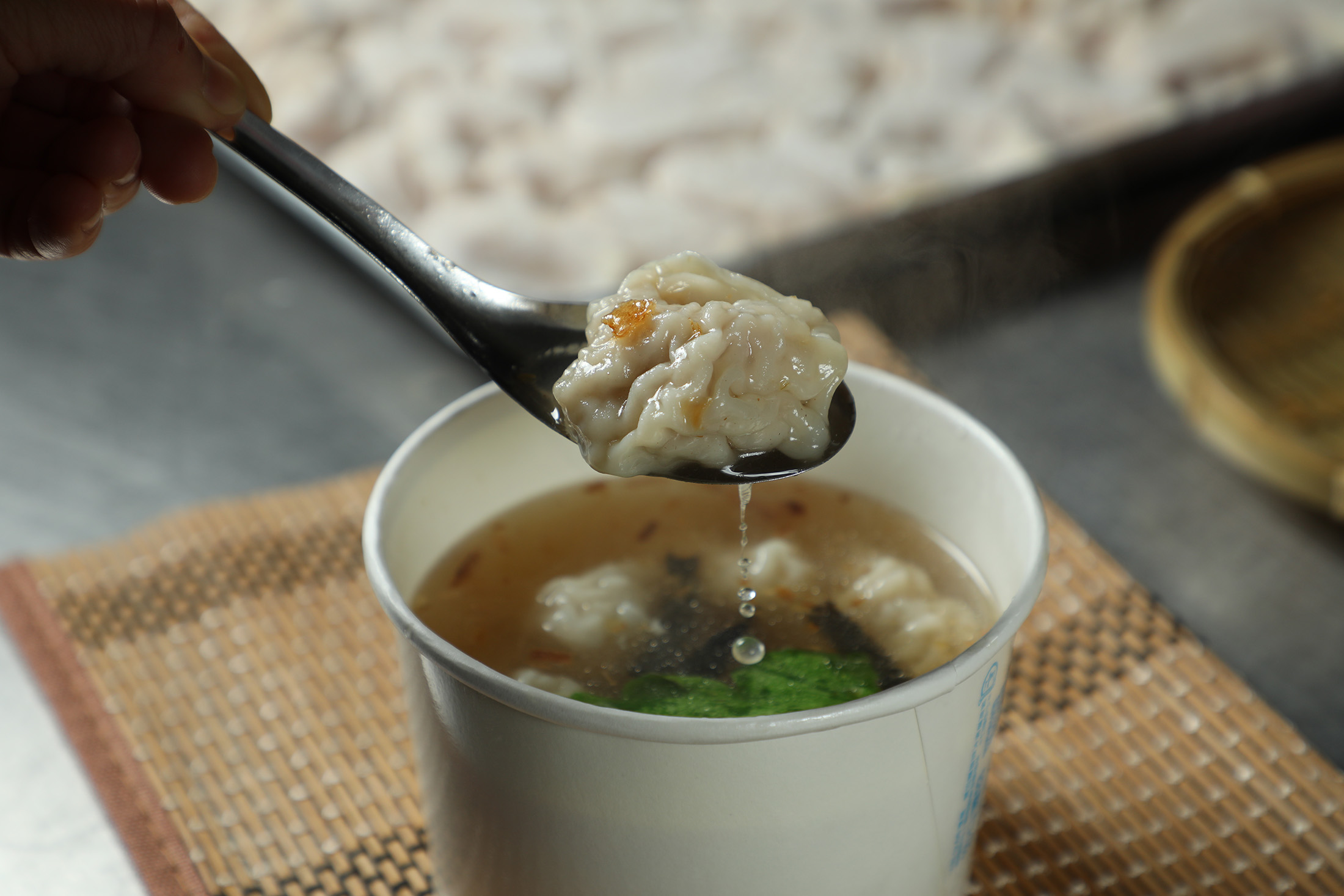 「大餛飩」的內餡簡單，吃的是豬肉餡的飽滿口感與香氣，搭配油蔥酥與青菜清湯，純粹而美味。（70元／小份）
