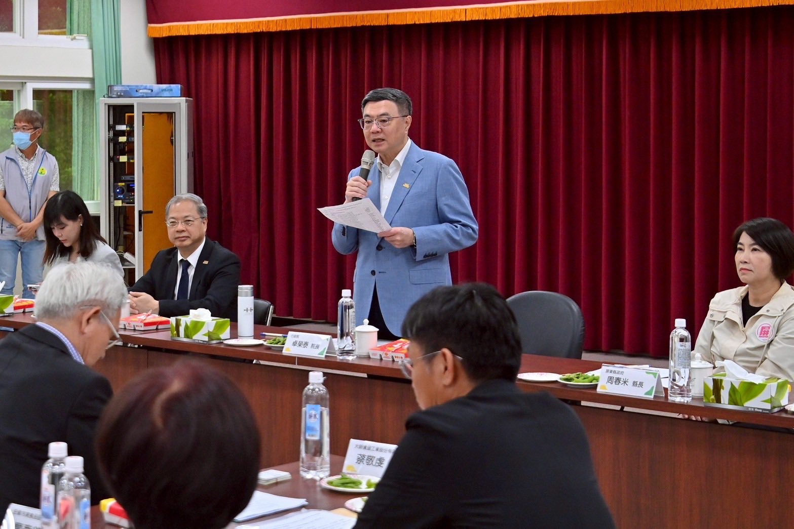 卓榮泰表示，原定明天公布的880億補助內容及申請辦法，將延後一週說明。（翻攝自卓榮泰臉書）