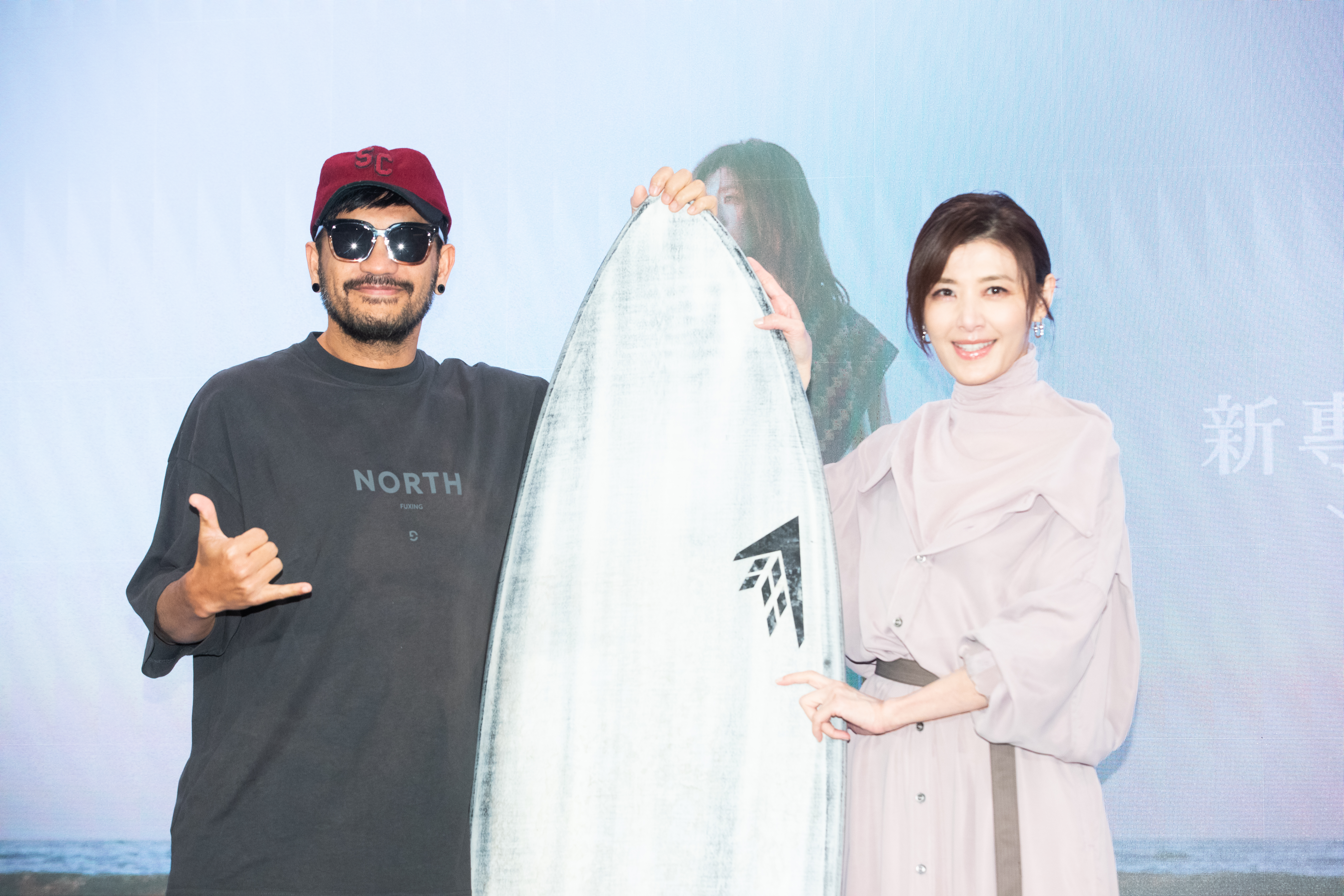 張震嶽送上衝浪板給蘇慧倫當發片祝賀禮物。