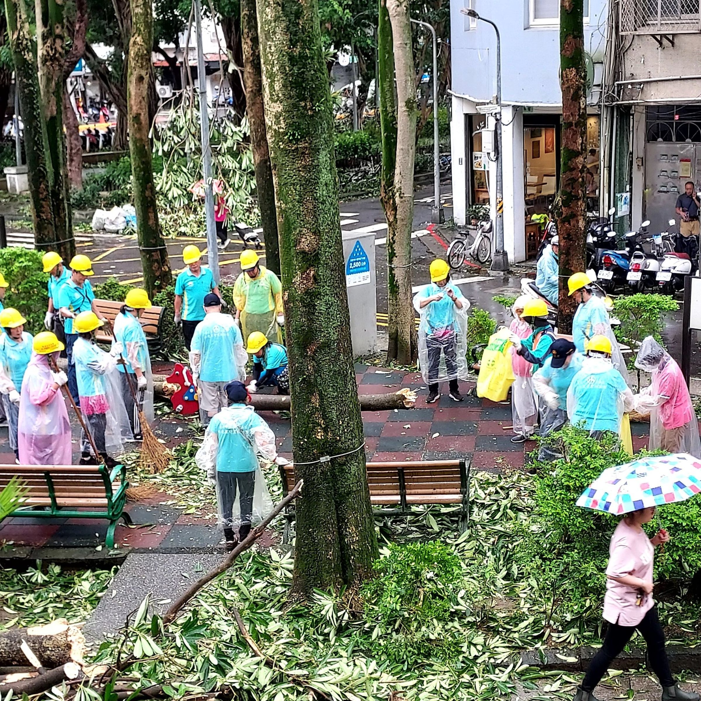 有里長與里民自發性清理。(翻自信義區三兩事)