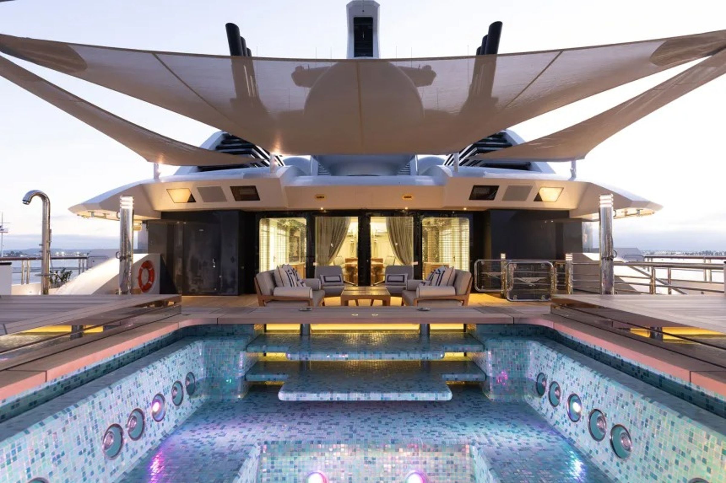 陽帝舟遊文錦　額装　豪華 美司法部拍賣俄富翁遊艇！超豪華內裝曝光參加者得先繳3億保證金- 鏡