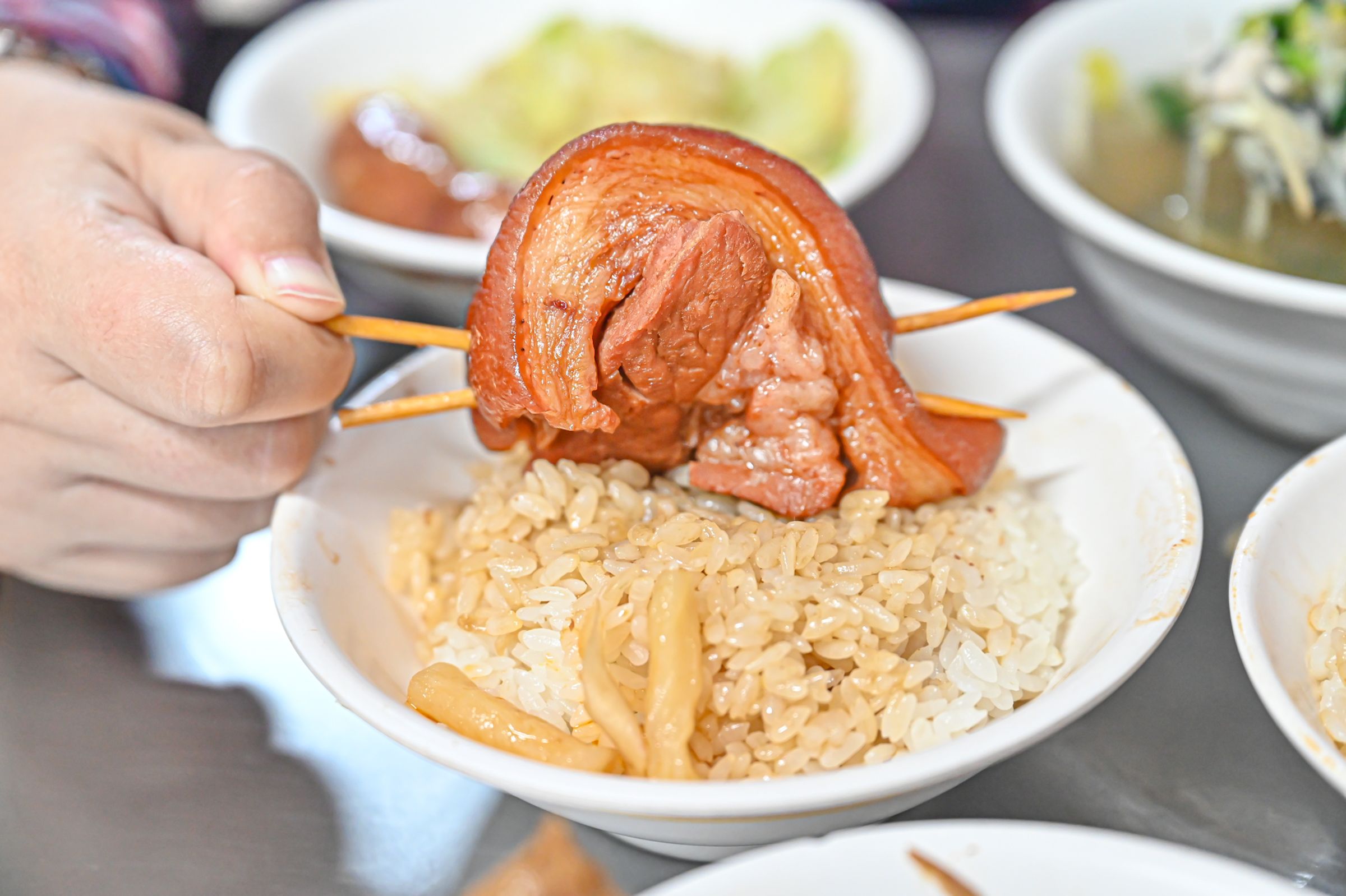 阿泉爌肉飯以獨門秘方滷製溫體豬後腿肉，三種口感一次享受。（圖／Nini and Blue 玩樂食記）