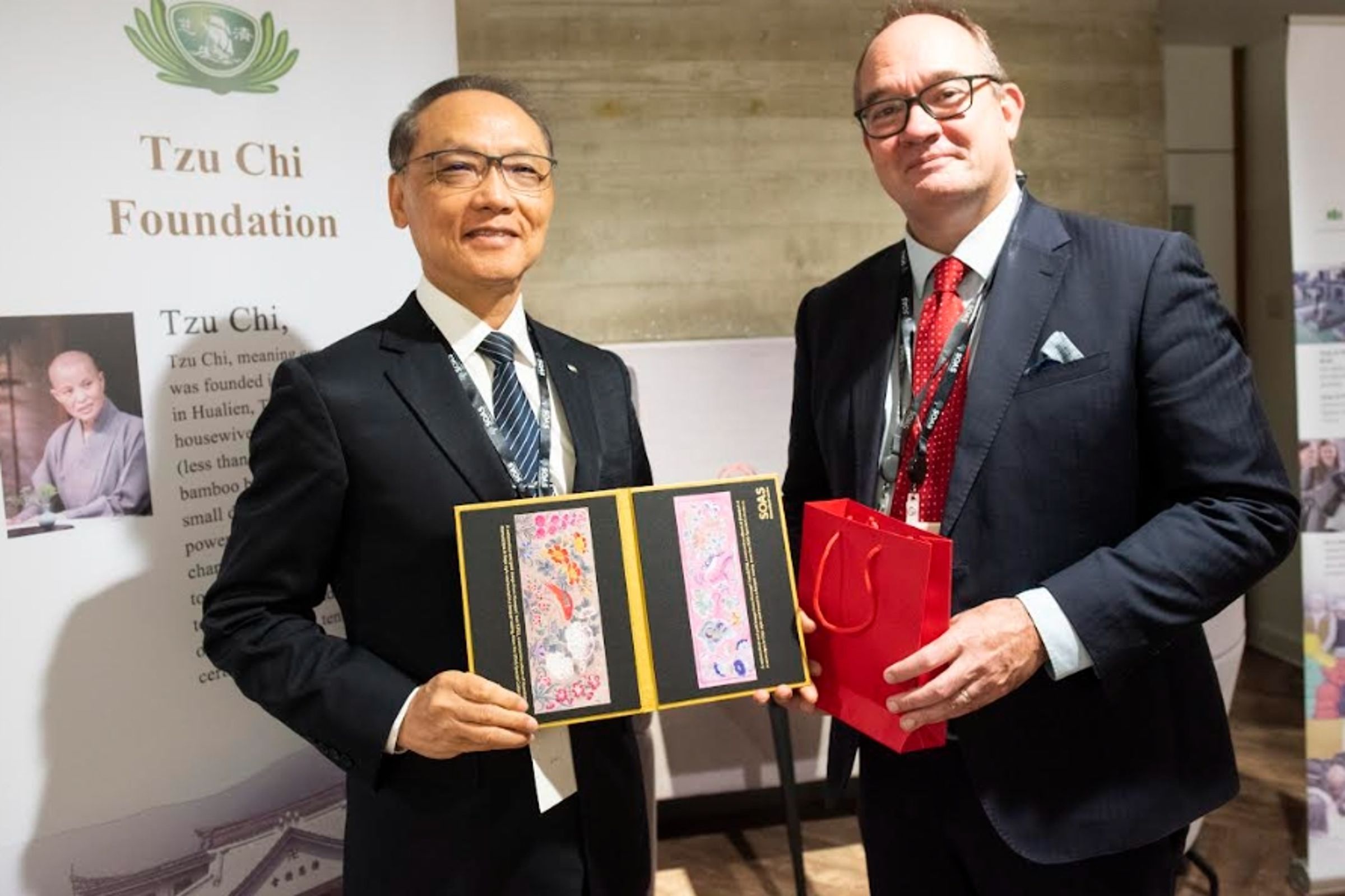 倫敦大學亞非學院院長(右)和慈濟基金會執行長顏博文互動交流,感謝慈濟基金會對佛教研究的支持。(慈濟基金會提供)