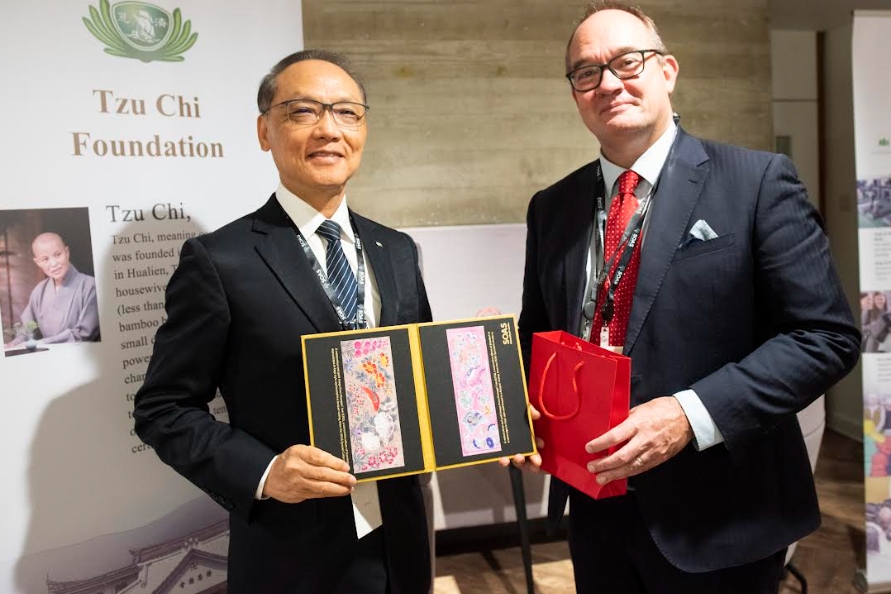倫敦大學亞非學院院長（右）和慈濟基金會執行長顏博文互動交流，感謝慈濟基金會對佛教研究的支持。（慈濟基金會提供）