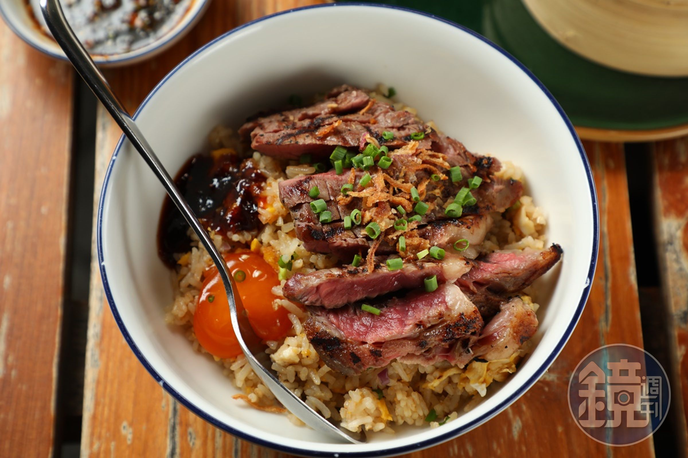 「Khao Pad Nuea Yang」是由大蒜炒飯、烤牛肉、半熟蛋組合成的邪惡美味。（360泰銖／份，約NT$317）