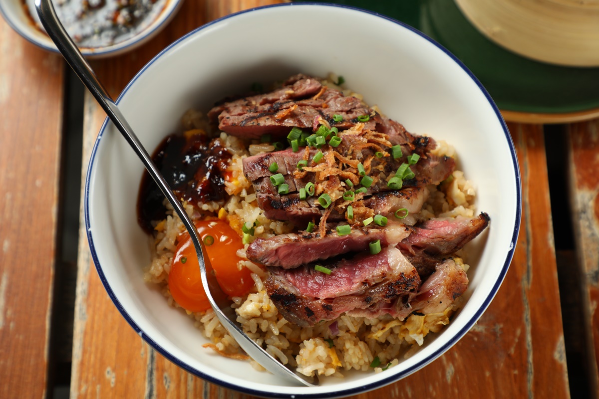 「Khao Pad Nuea Yang」是由大蒜炒飯、烤牛肉、半熟蛋組合成的邪惡美味。(360泰銖/份,約NT$317)