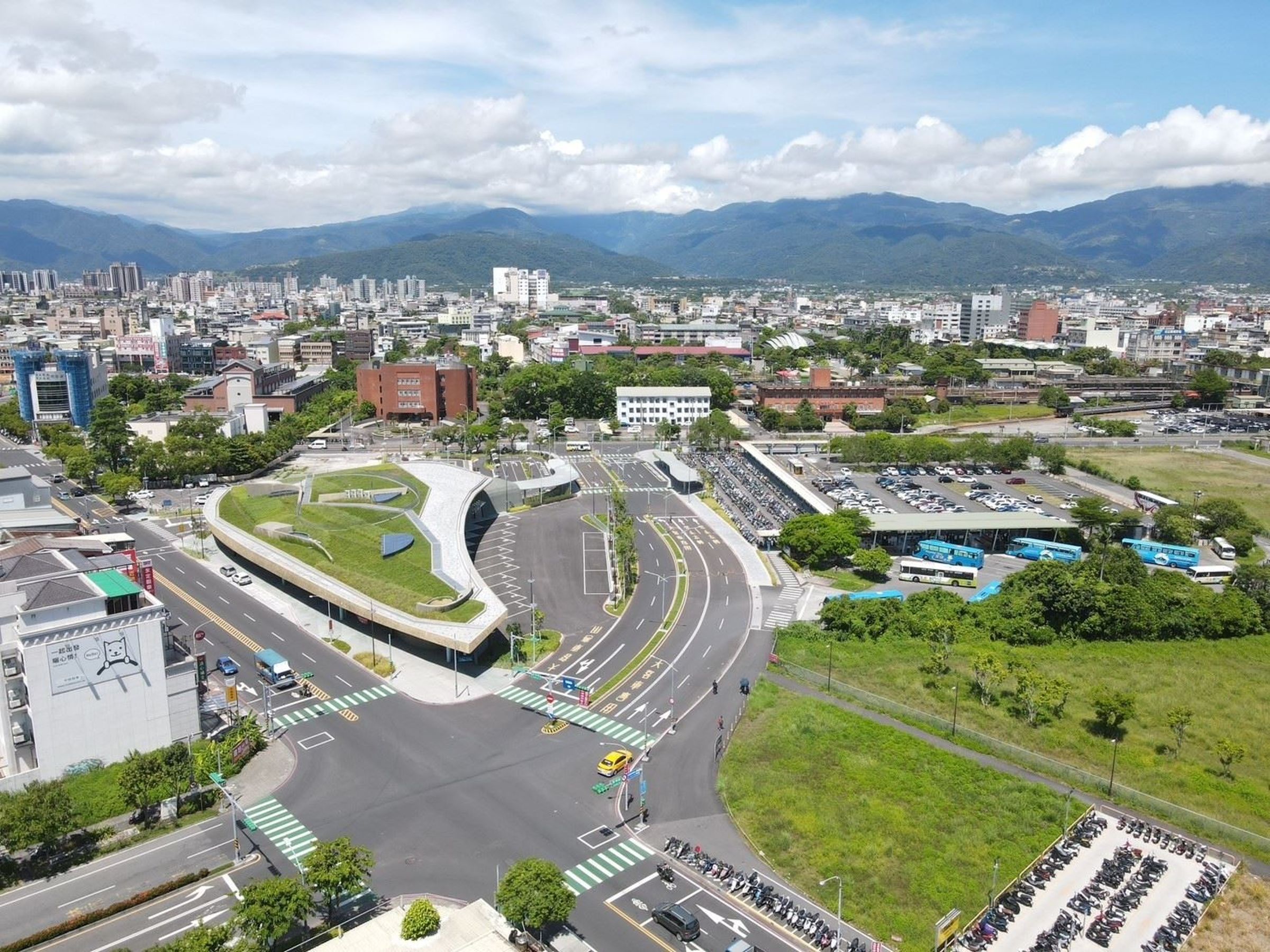 宜蘭新轉運站提供民眾更為舒適的候車及停車空間。(宜蘭縣政府提供)