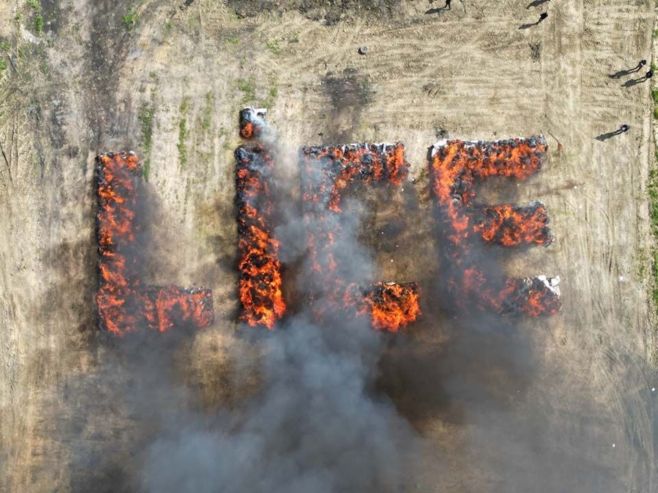 土耳其東南部一處小鎮，警方竟直接在空地焚毀20公噸沒收大麻，導致毒煙瀰漫小鎮數天。（翻攝自X@DiyarbakirSD）