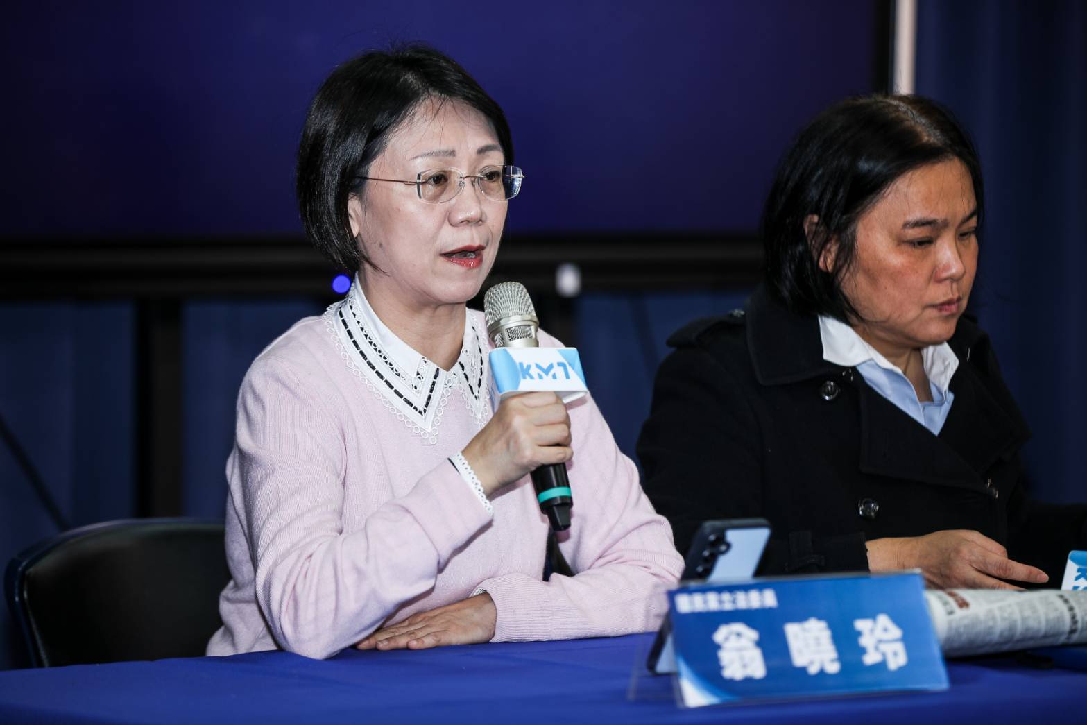 藍委翁曉玲爭議不斷,丁瑀今天還發起「人民才是主人翁!刪除翁曉玲行動!」(鏡報鄒保祥攝)