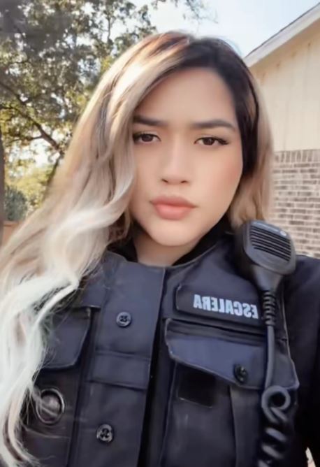 珍妮佛時常穿制服拍片。（翻攝TikTok@ms.escaleraaa）