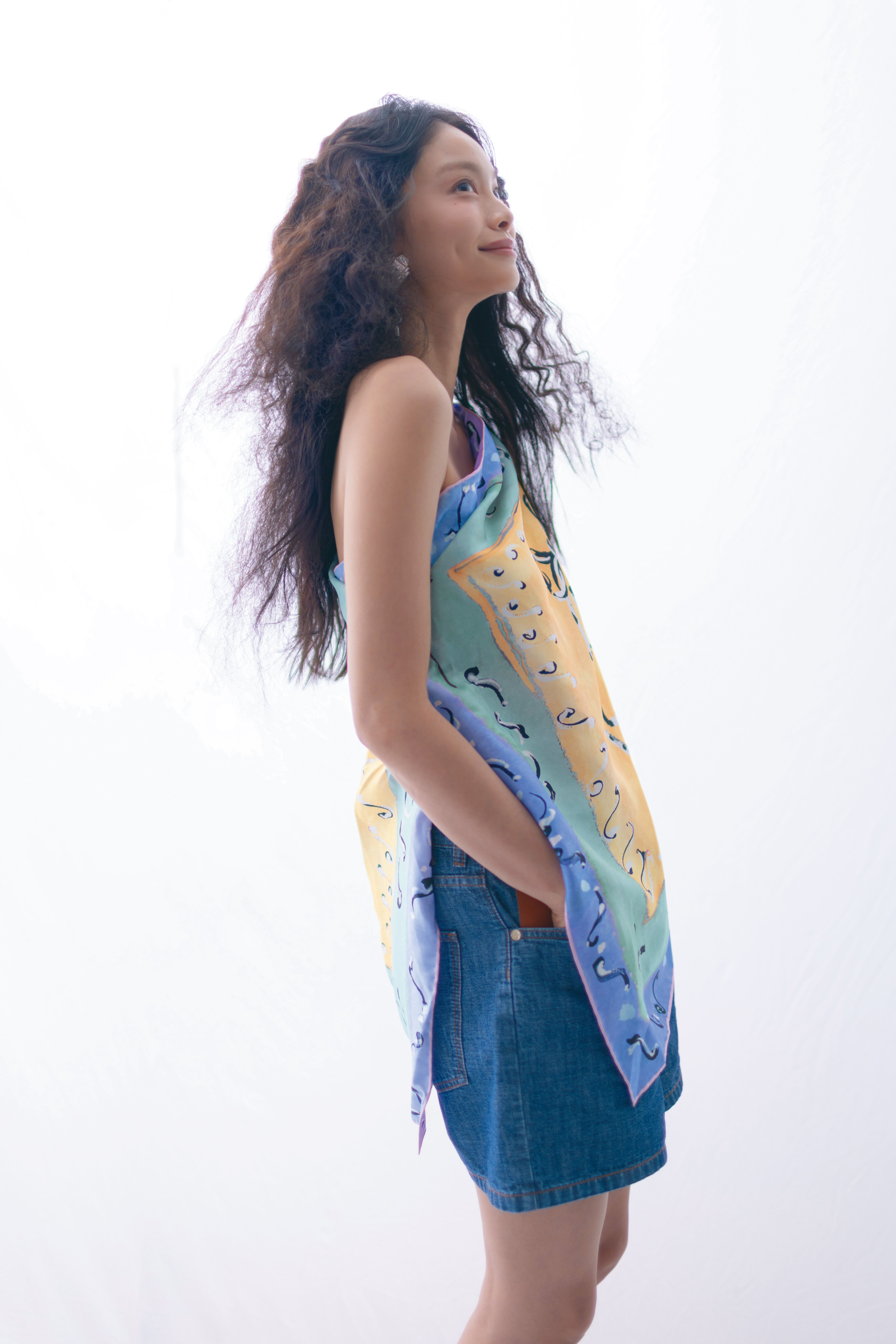 Dioriviera印花絲巾綁帶上衣 NT$53,000 by DIOR/牛仔短褲 價格店洽 by FENDI/吊墜耳飾 NT$42,900 by FERRAGAMO。