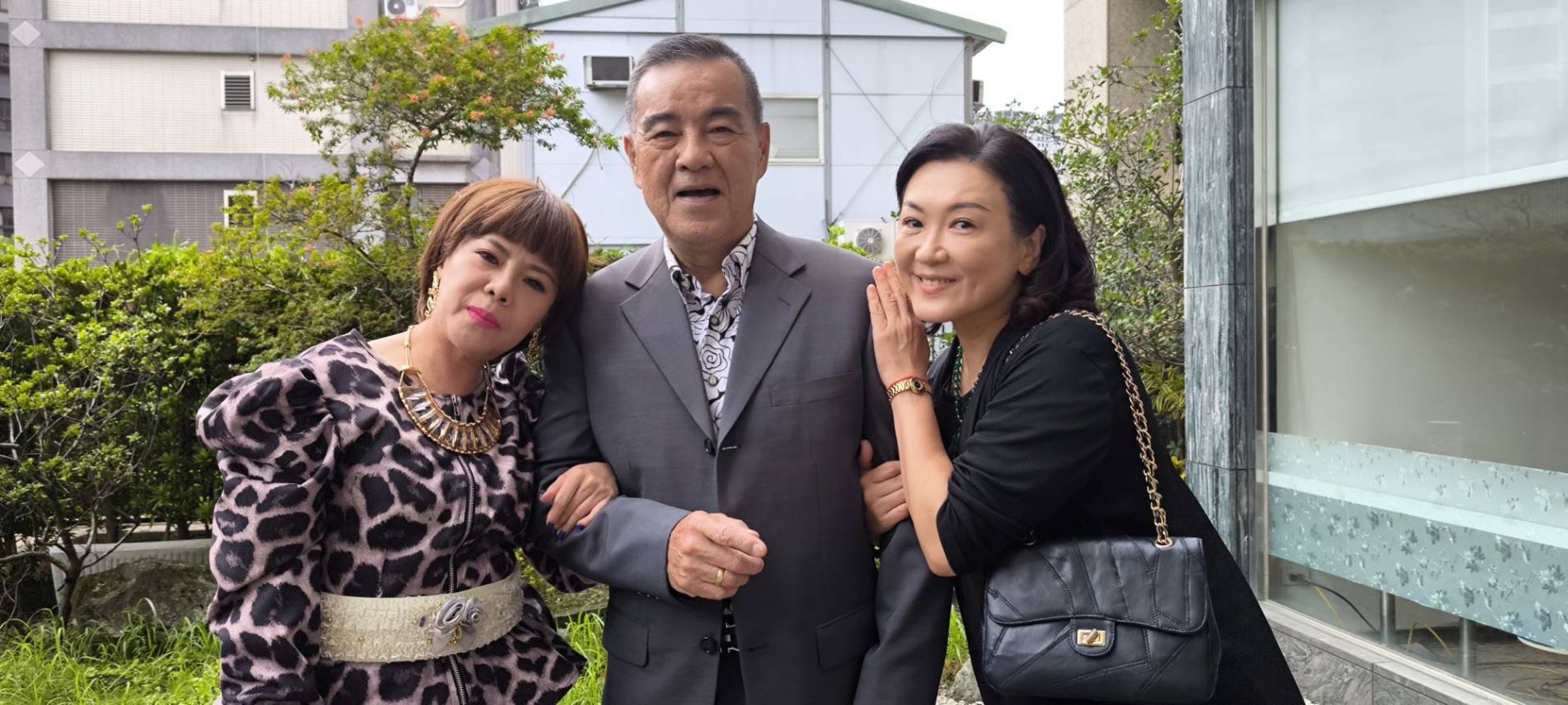 民視八點檔《愛的榮耀》襯颱風來臨前搶拍,姚黛瑋(右)、龍天翔(中)、錦雯(左)。(民視提供)