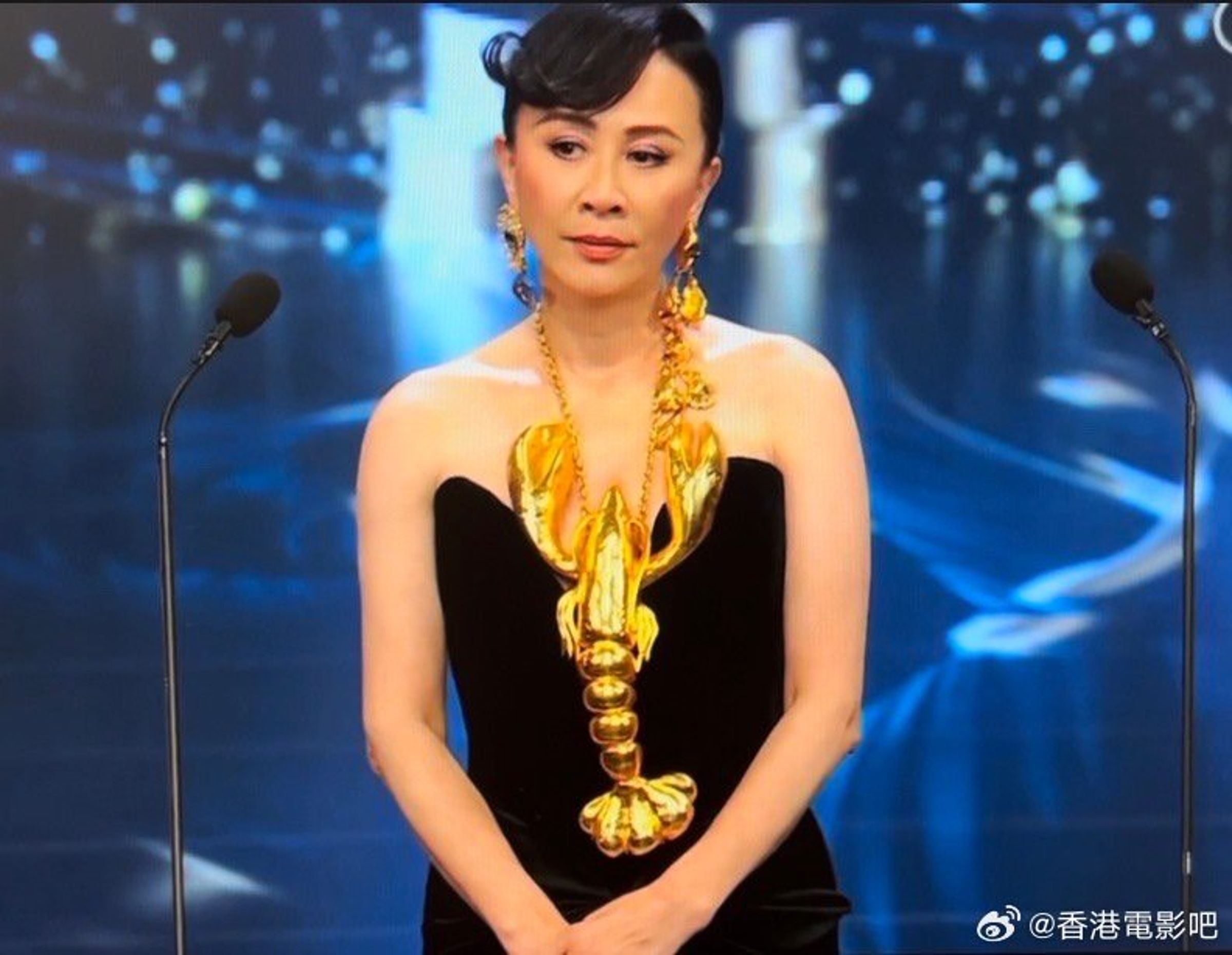 劉嘉玲身穿一套金色龍蝦裝登場,甫出場就引起話題。(翻攝香港電影吧微博)