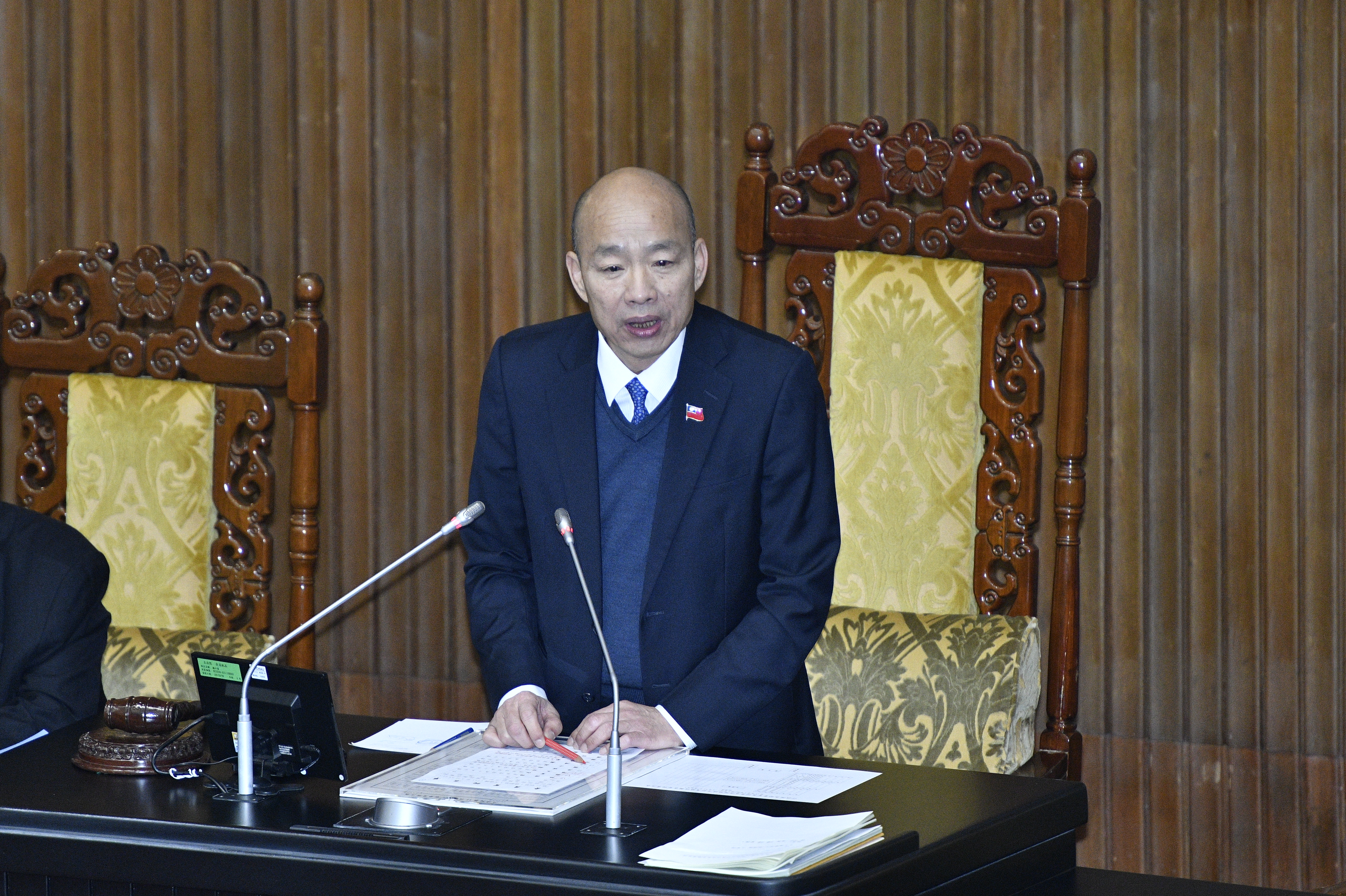 立法院長韓國瑜今天主持質詢沒照例喊休息等人到場，一路唱名到底5分鐘就宣布結束。