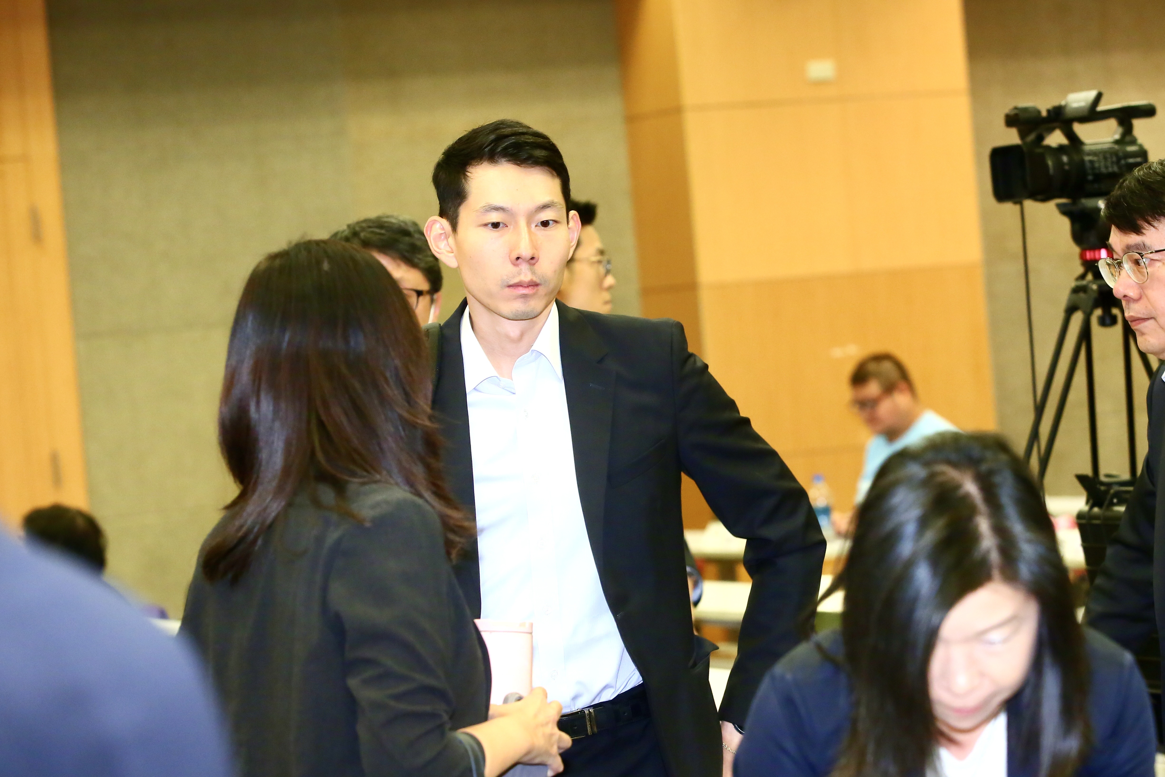 富邦集團大董蔡明忠長子、富邦金控創新科技處副總經理蔡承道，主導富邦金控創新科技處，負責探索目前很夯的的生成式AI議題。也是富邦金控下半年投資重點。