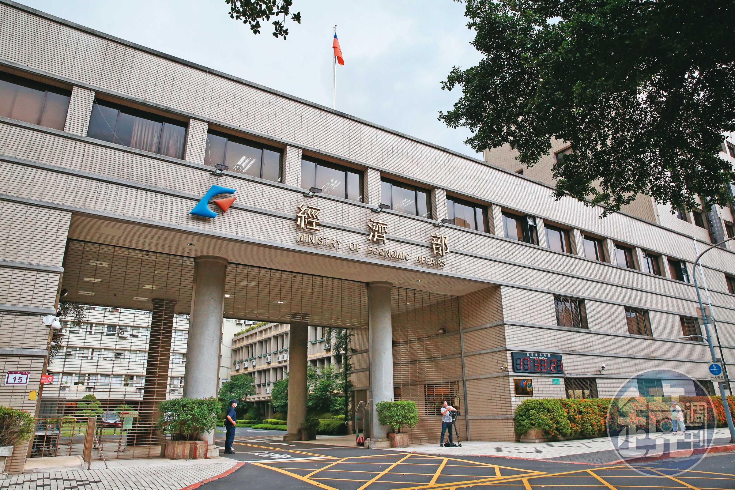 經濟部(圖)為了擋中國車來台,7月底拍板國產自製率新制,不僅3年內要達35%,更溯及既往,引發討論。