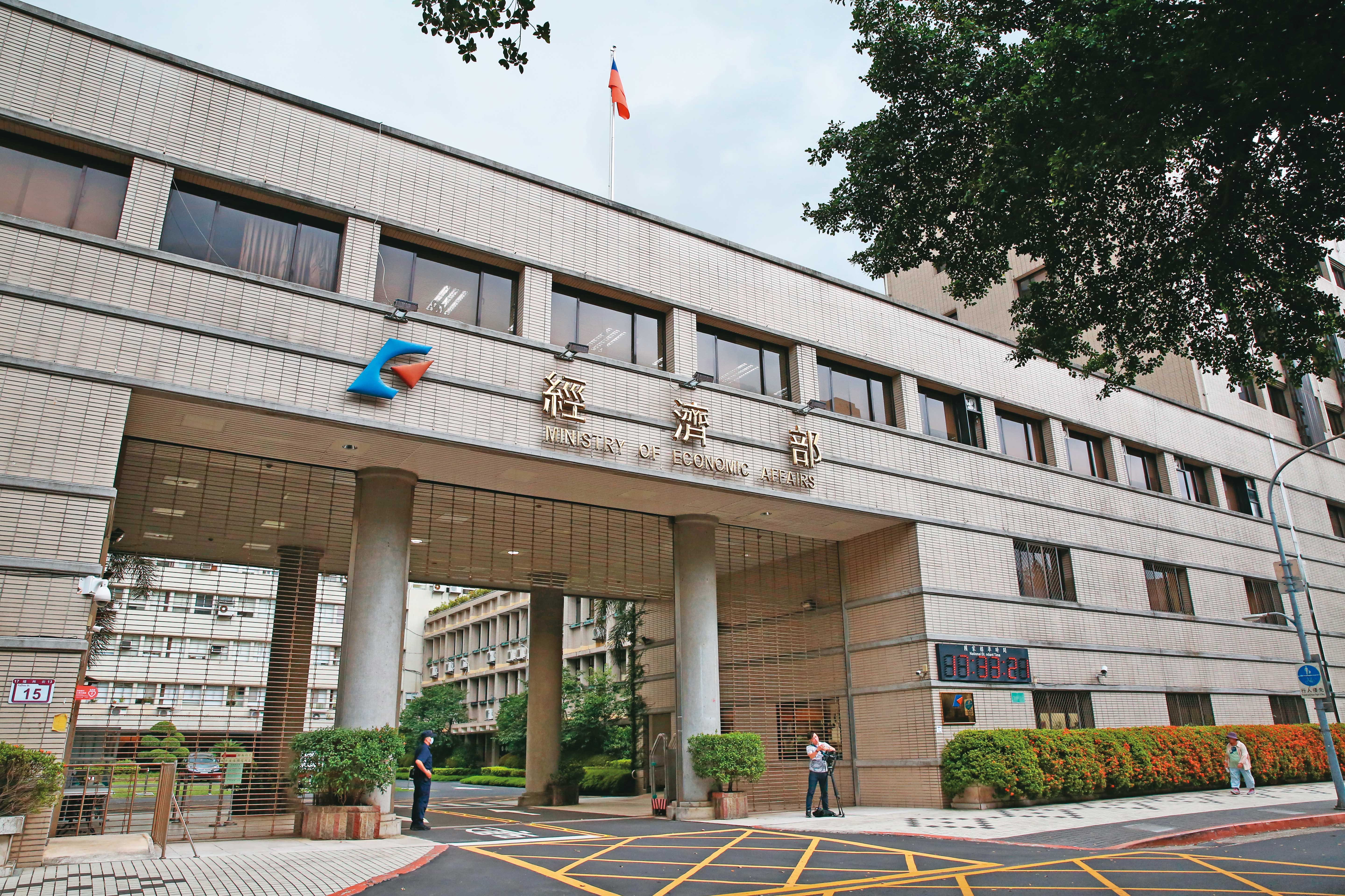 經濟部（圖）為了擋中國車來台，7月底拍板國產自製率新制，不僅3年內要達35％，更溯及既往，引發討論。