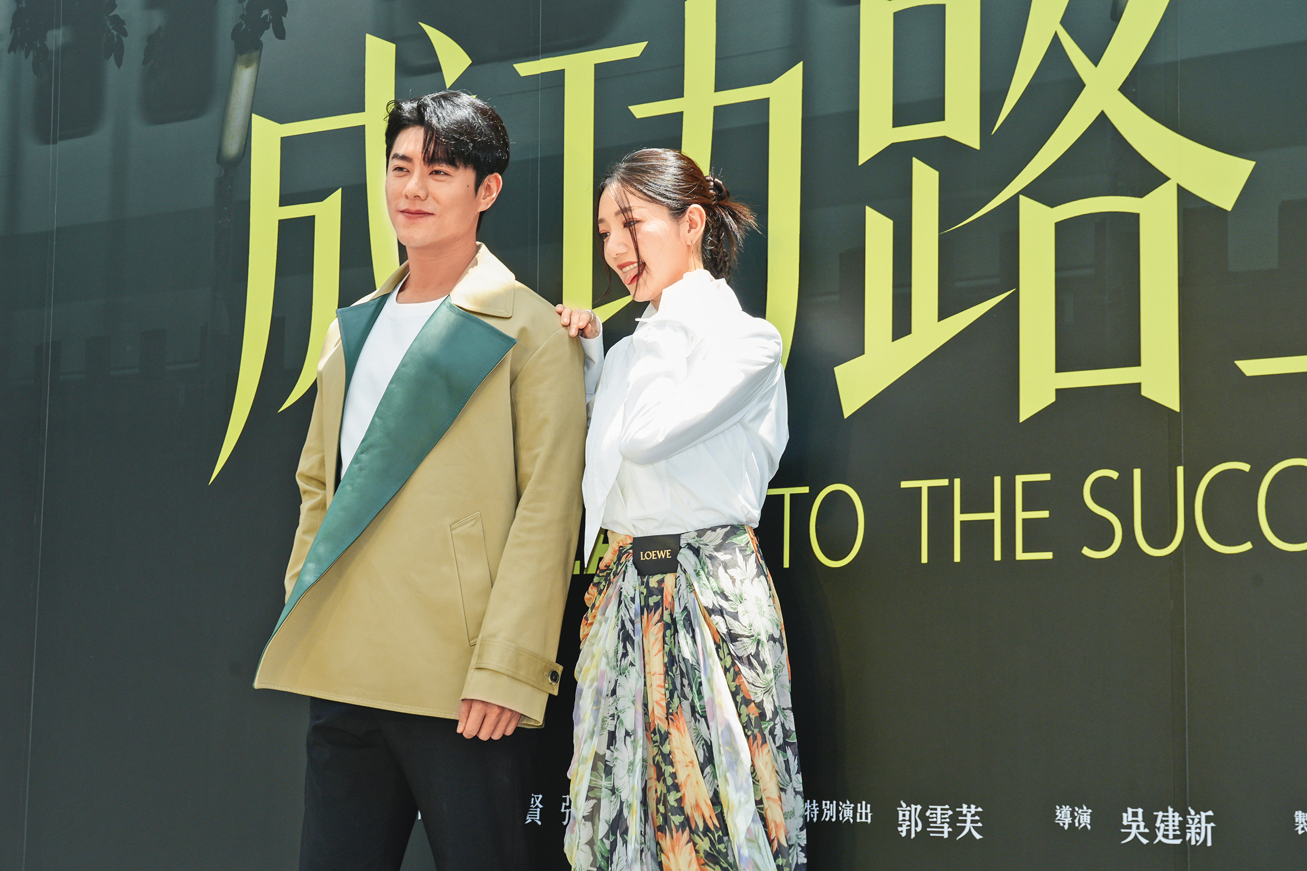 郭雪芙（右）為新戲苦練台語，舌頭想必靈活不少吧。左為很會說話的李程彬。