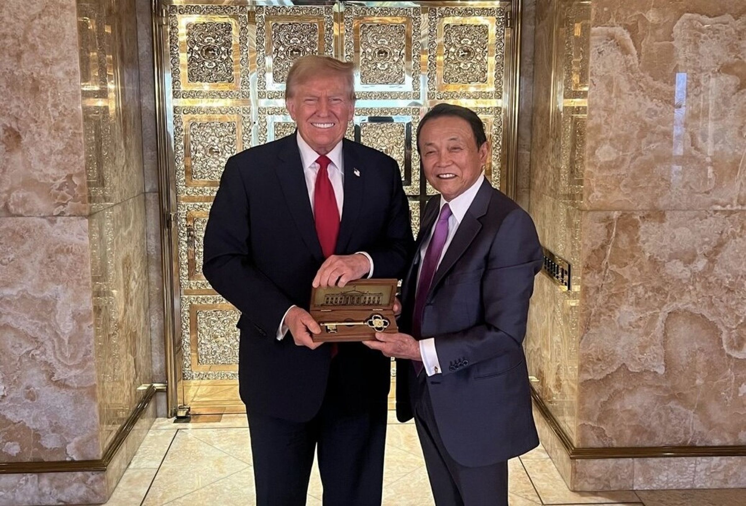 日本前首相麻生太郎訪問美國,在紐約曼哈頓的川普大樓與川普會晤。(翻攝自川普社群媒體)