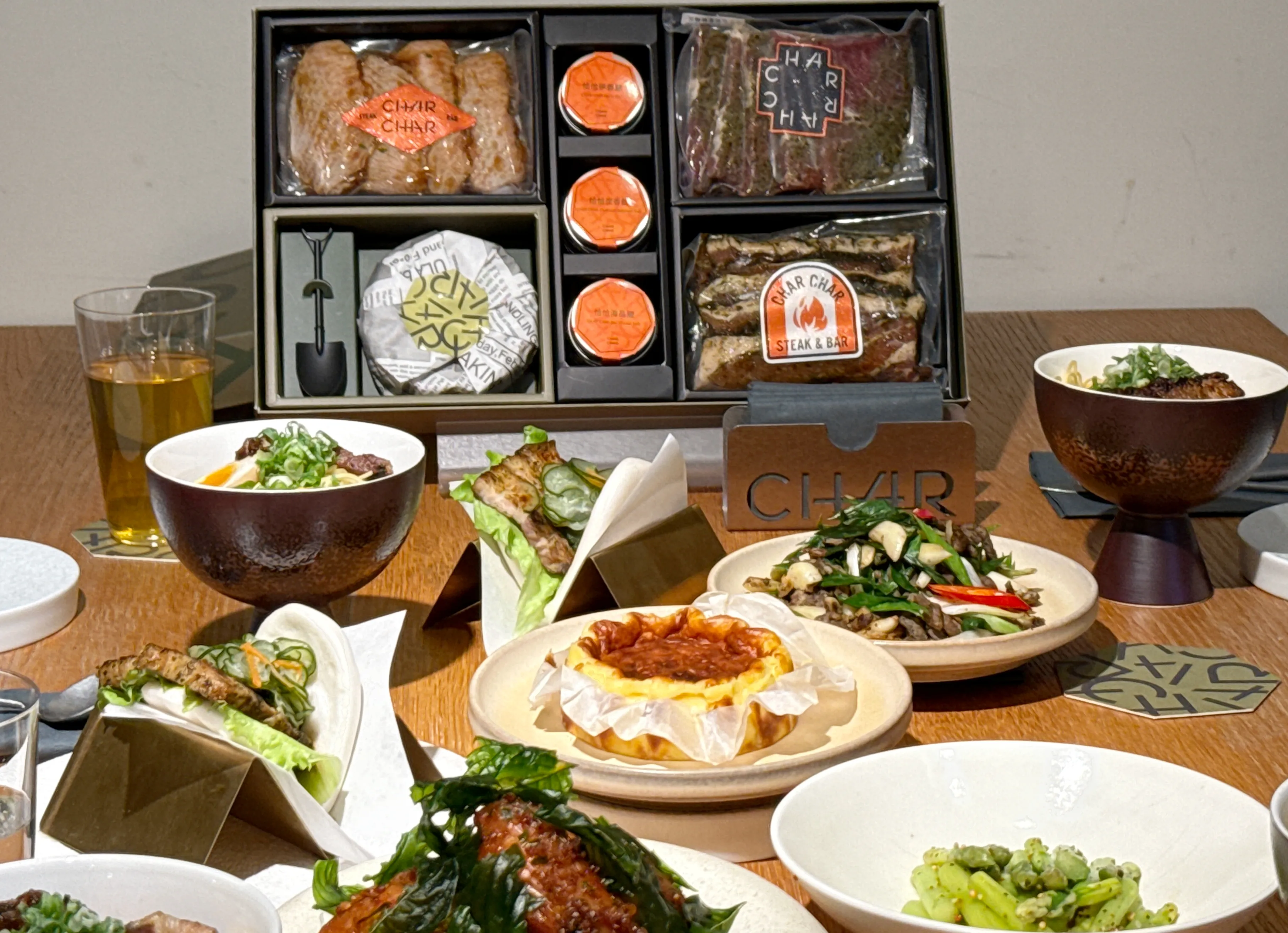 台中餐酒館「CHAR CHAR Steak & Bar」推出「CHAR CHAR MOON 月光恰恰」中秋烤肉禮盒。（早鳥價1,680元／盒）

