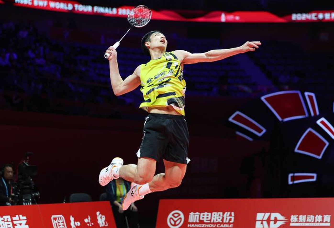 周天成在4強賽遭遇球王石宇奇，以14：21、18：21落敗。（羽協提供）