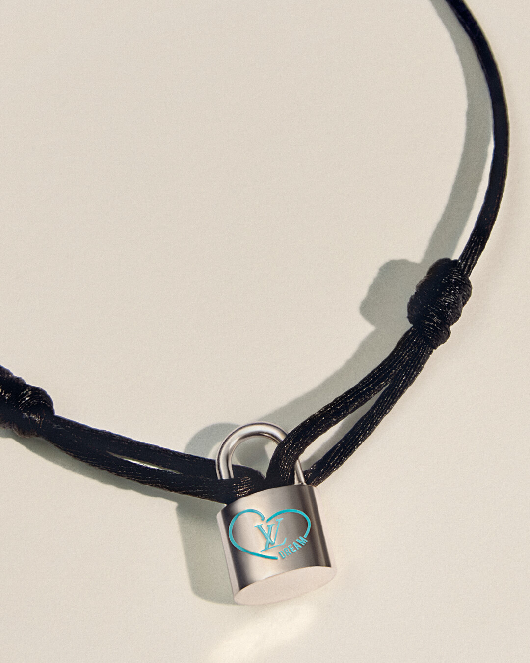 LOUIS VUITTON for UNICEF Silver Lockit x Felix純銀及黑色聚酯纖維繩手鍊。NT$10,900（路易威登提供）