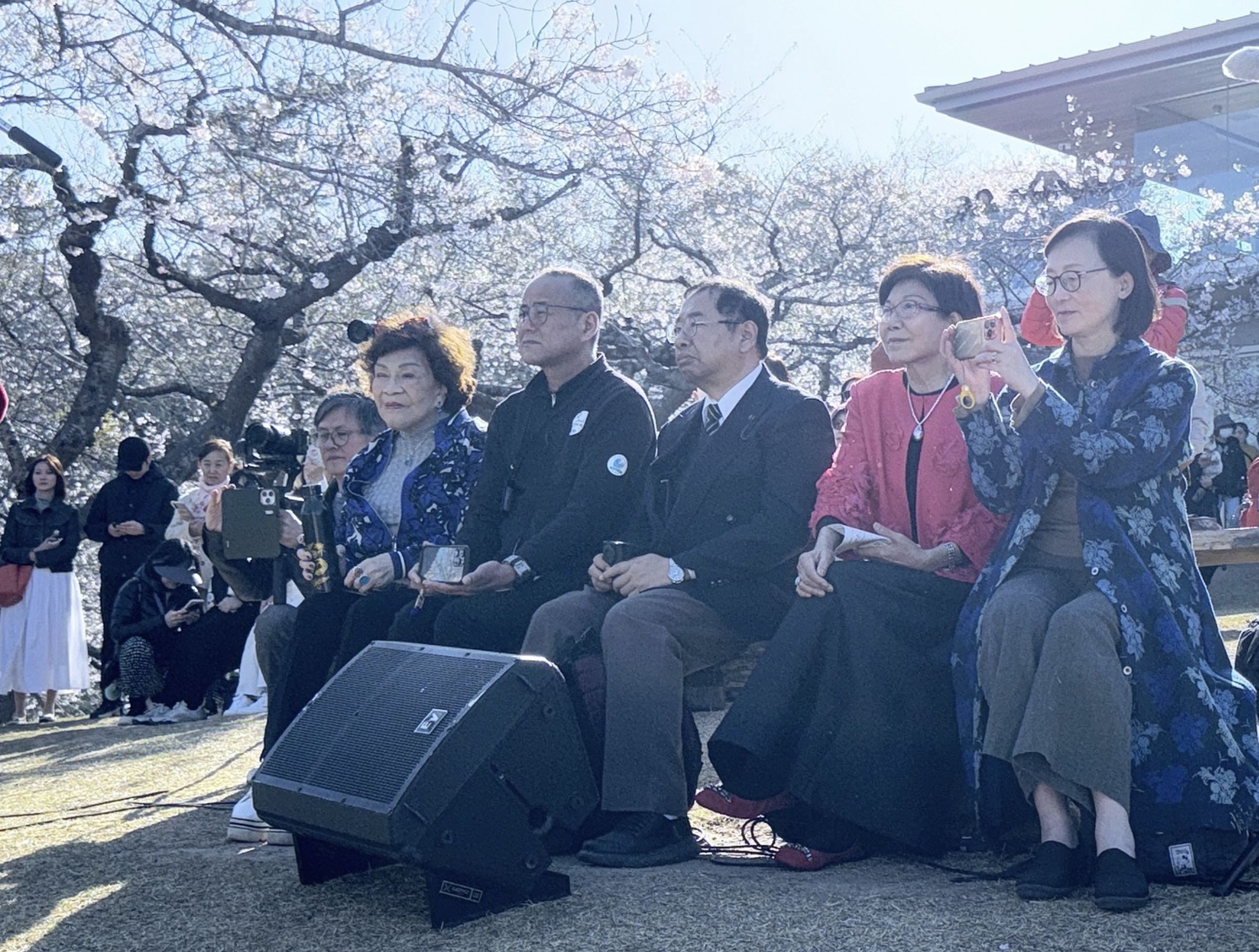周遊（左起）、松島鎮長、文化局長、陳秀麗觀賞音樂會。（李朝永提供）