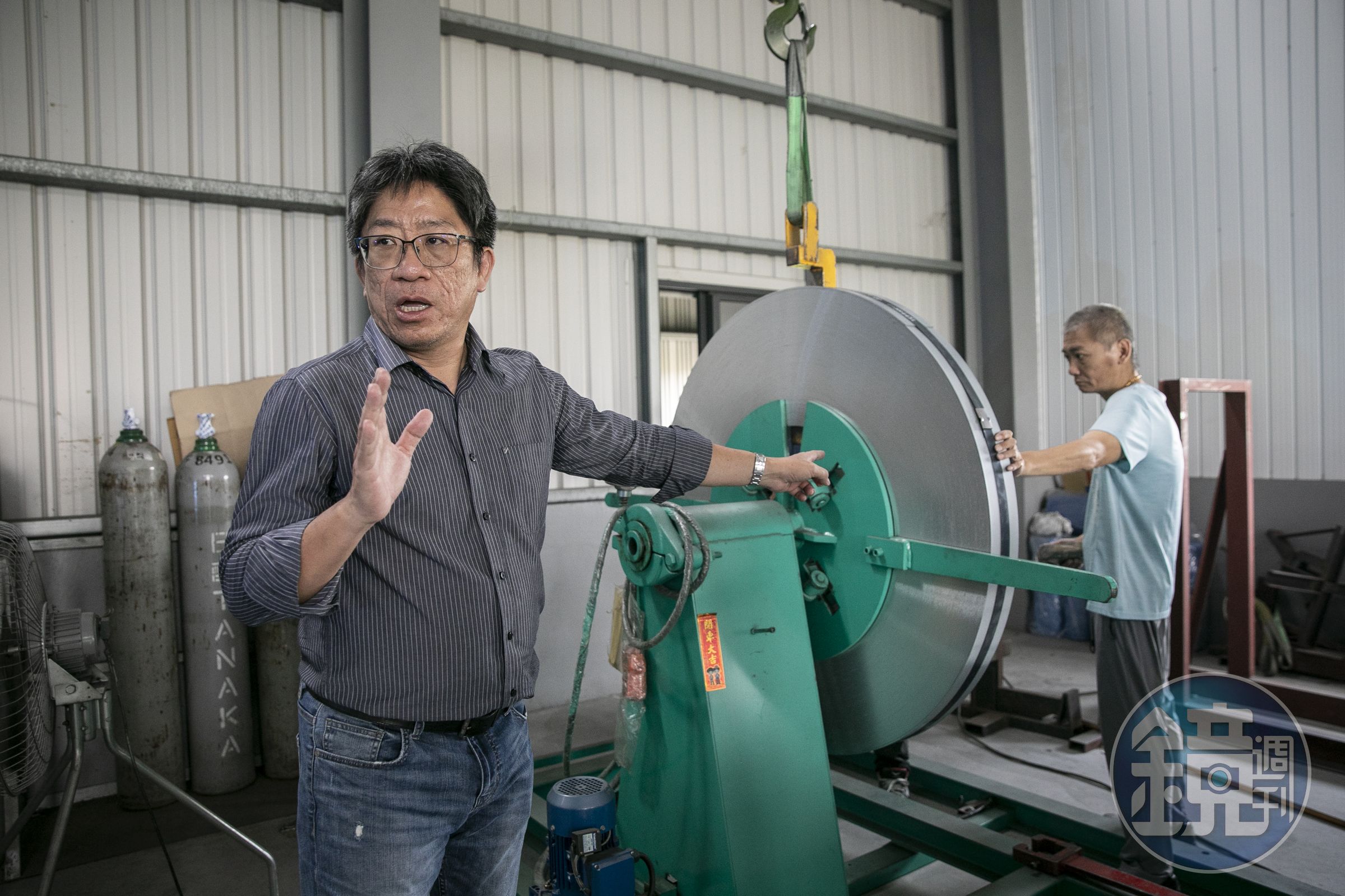 洪國庭(左)不想看廠商臉色,從工程跨足製造。2021年先研發生產型鋼製造,還外銷日本。隔年更取得半導體大廠Gas DP盤組裝供應商資格。