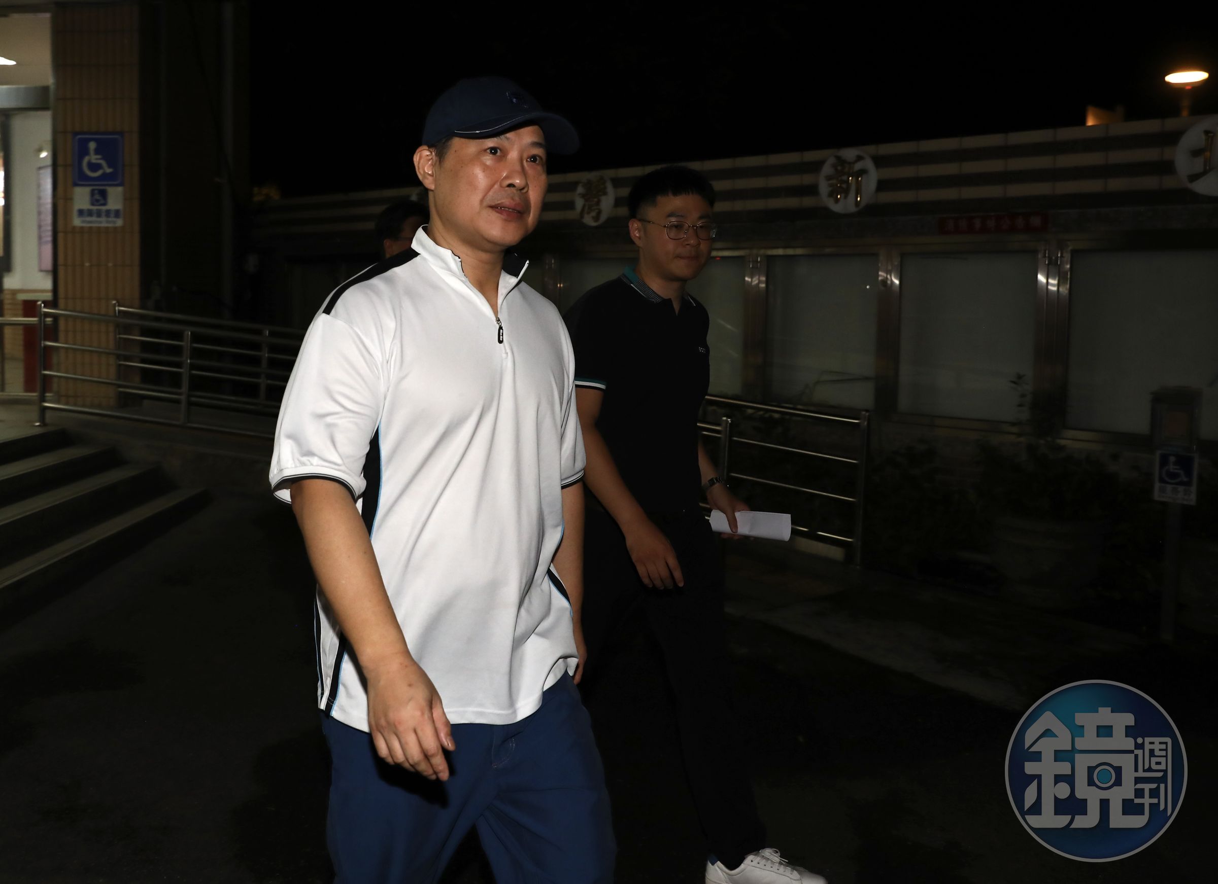 台中商銀前董事長王貴鋒涉揮霍超過10億元公款,遭新北地檢署起訴,晚間院方裁定王貴鋒以1.5億元交保。