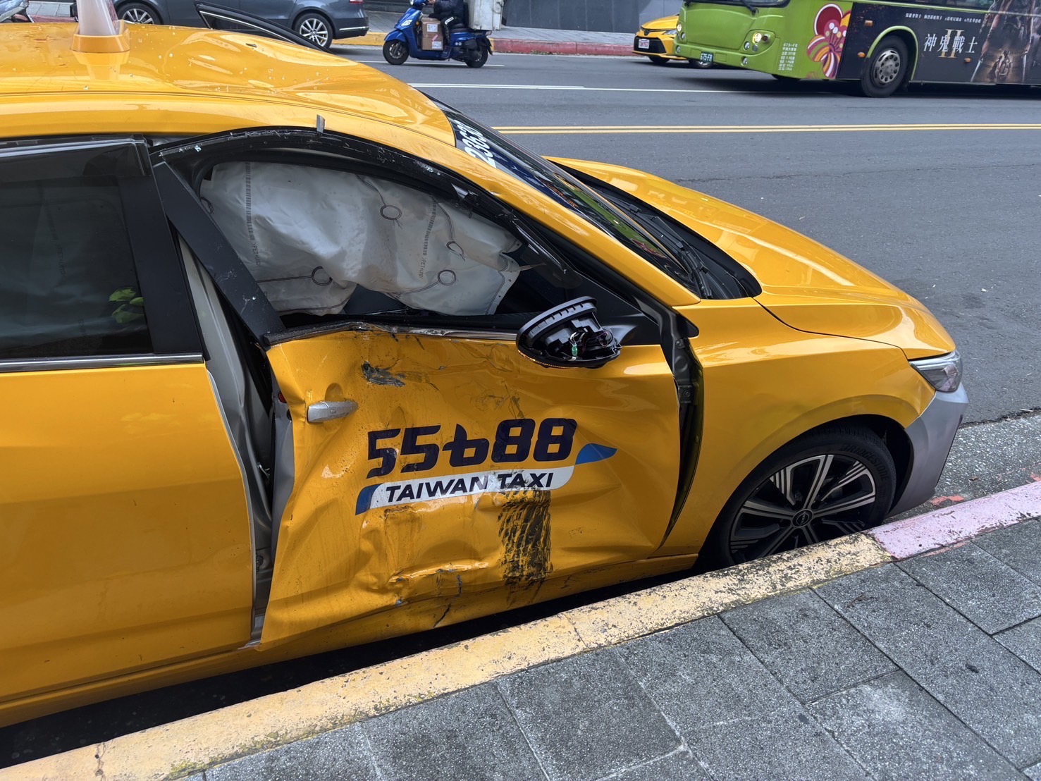 計程車駕駛未依號誌違規左轉肇事，車體也嚴重毀損。翻攝畫面