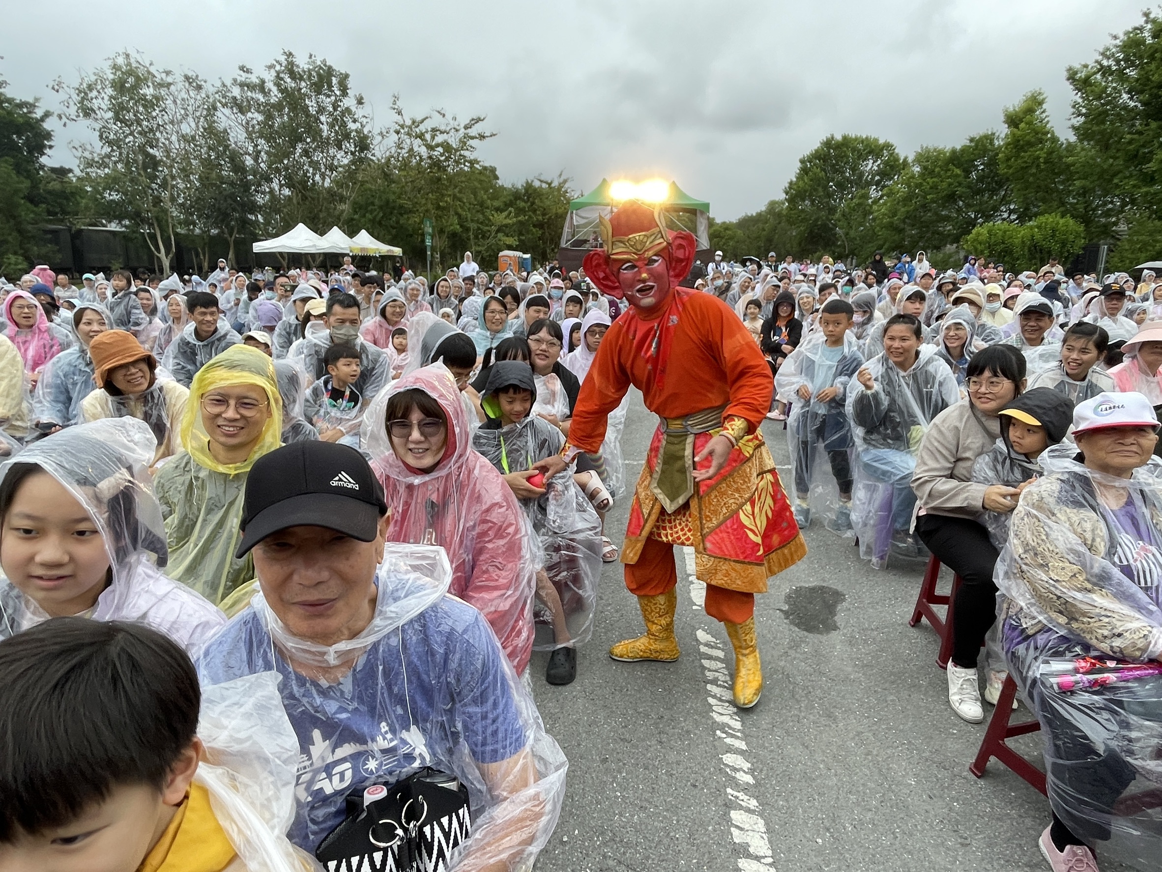 《順風耳的新香爐》台語版在花蓮光復鄉演出，順風耳在觀眾席互動。（紙風車劇團提供）