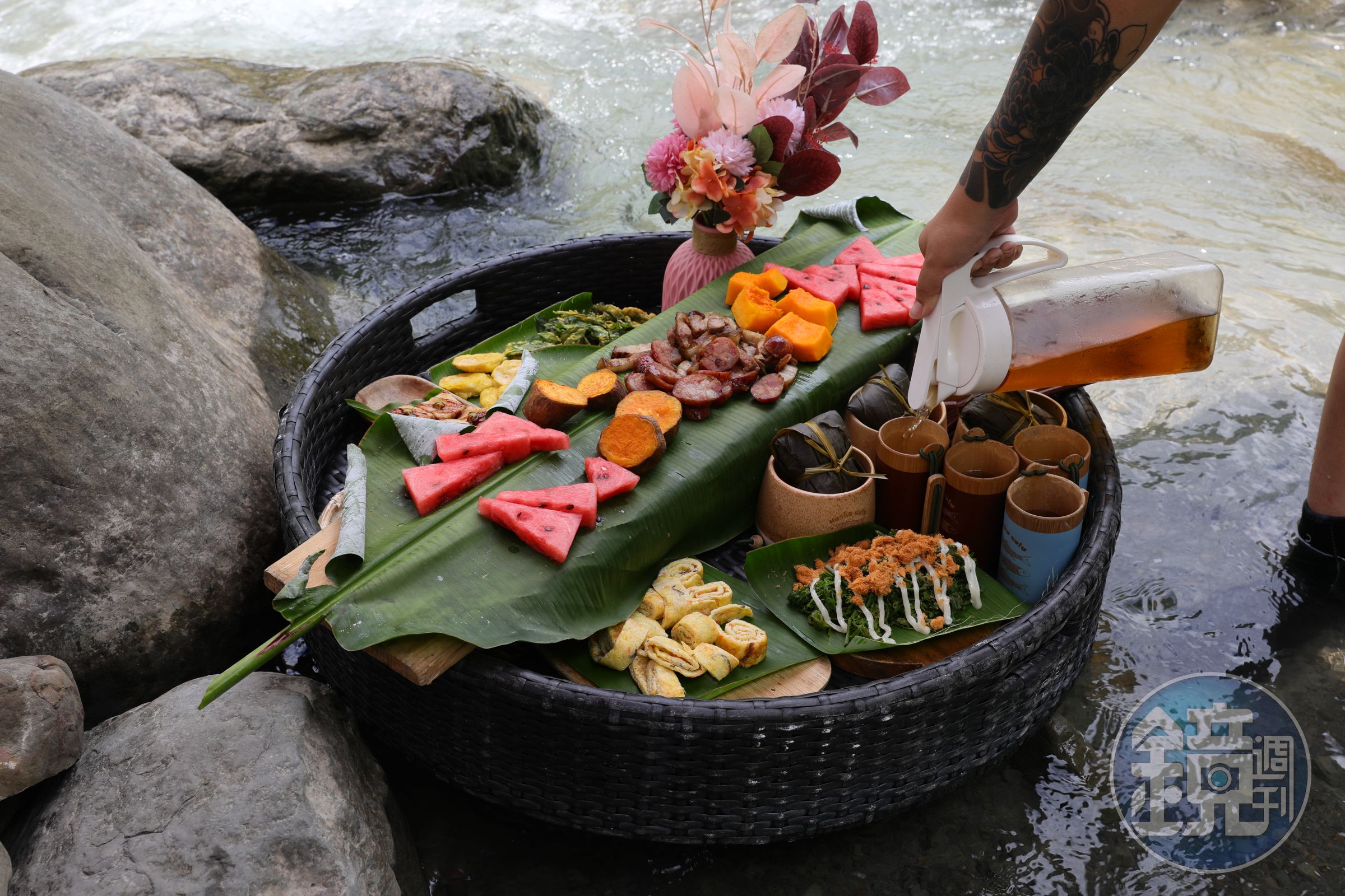 「水上餐」將菜式裝進竹籃內，漂浮於溪水之上，讓佳餚不僅能在餐桌上享用，也能在自然溪流中品味。