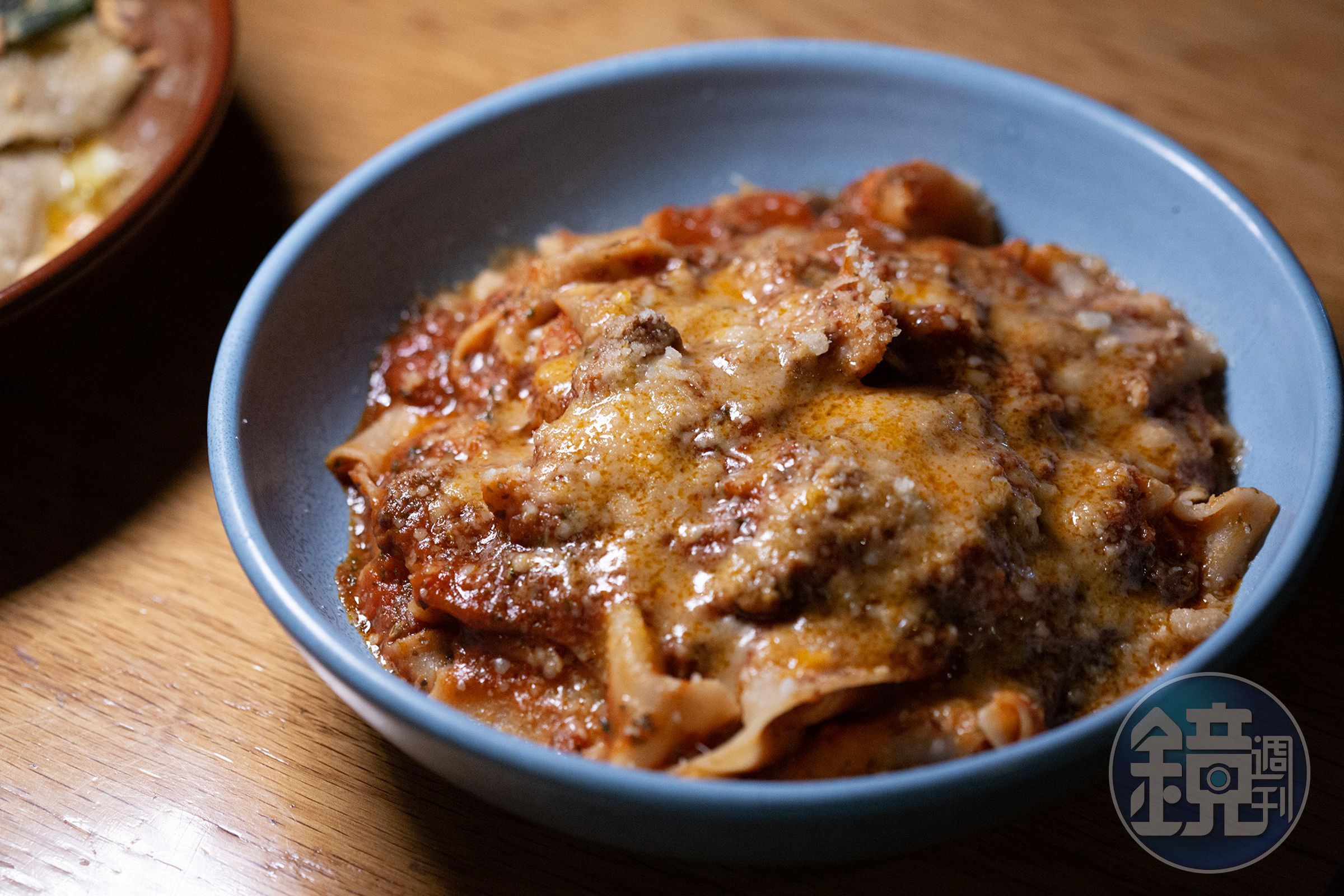 「紅酒燉牛膝醬寬捲麵(Pappardelle al Ragù di Ossobuco)」帶有微微辛香,燉煮牛肉的厚實風味與粗厚麵條相互襯托。(紐幣元31/份,約NT$585)