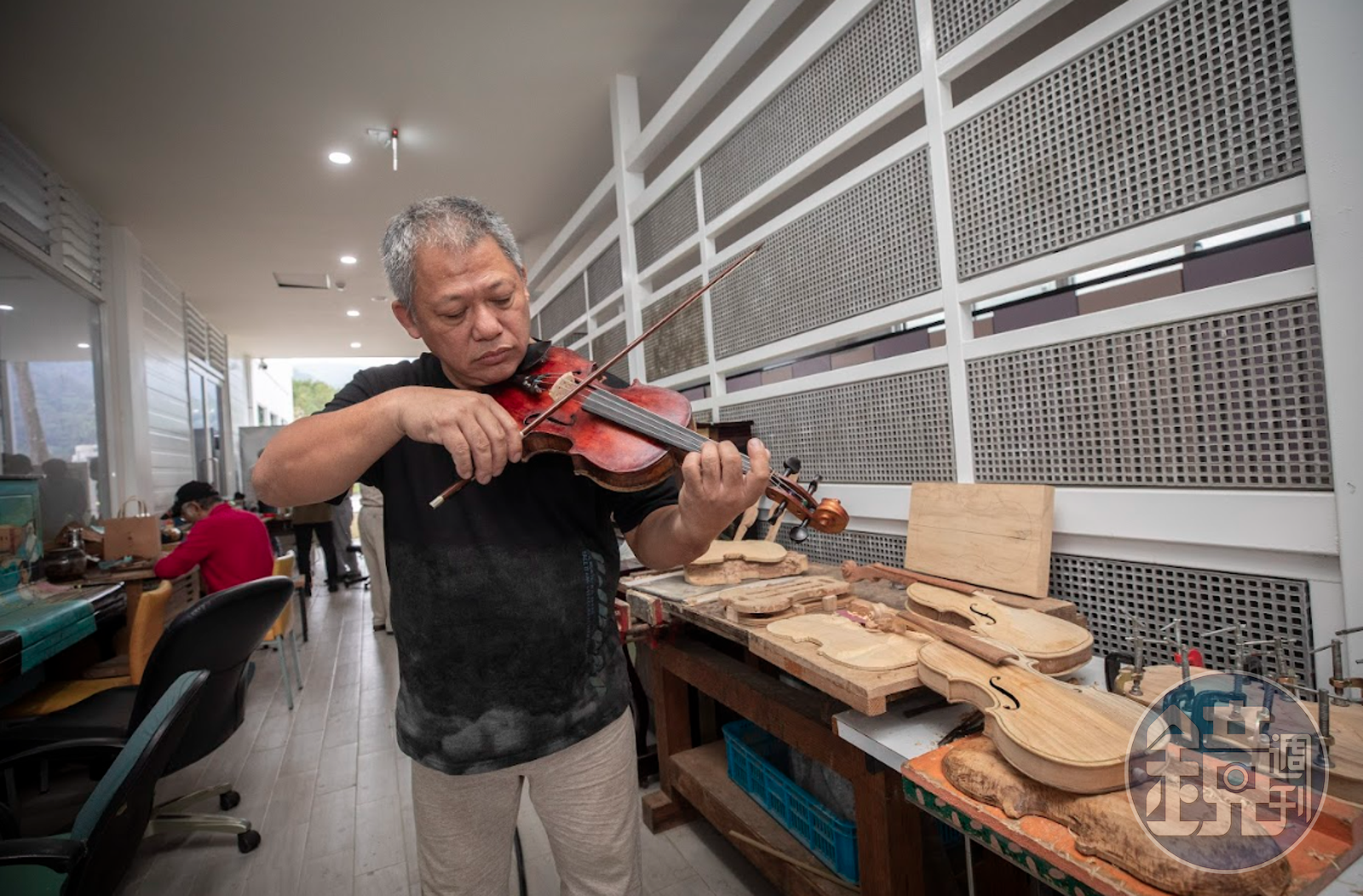 黃聖彥是東京洗足學園音樂大學提琴演奏系碩士,是前東京交響樂團首席磯恒男的學生。