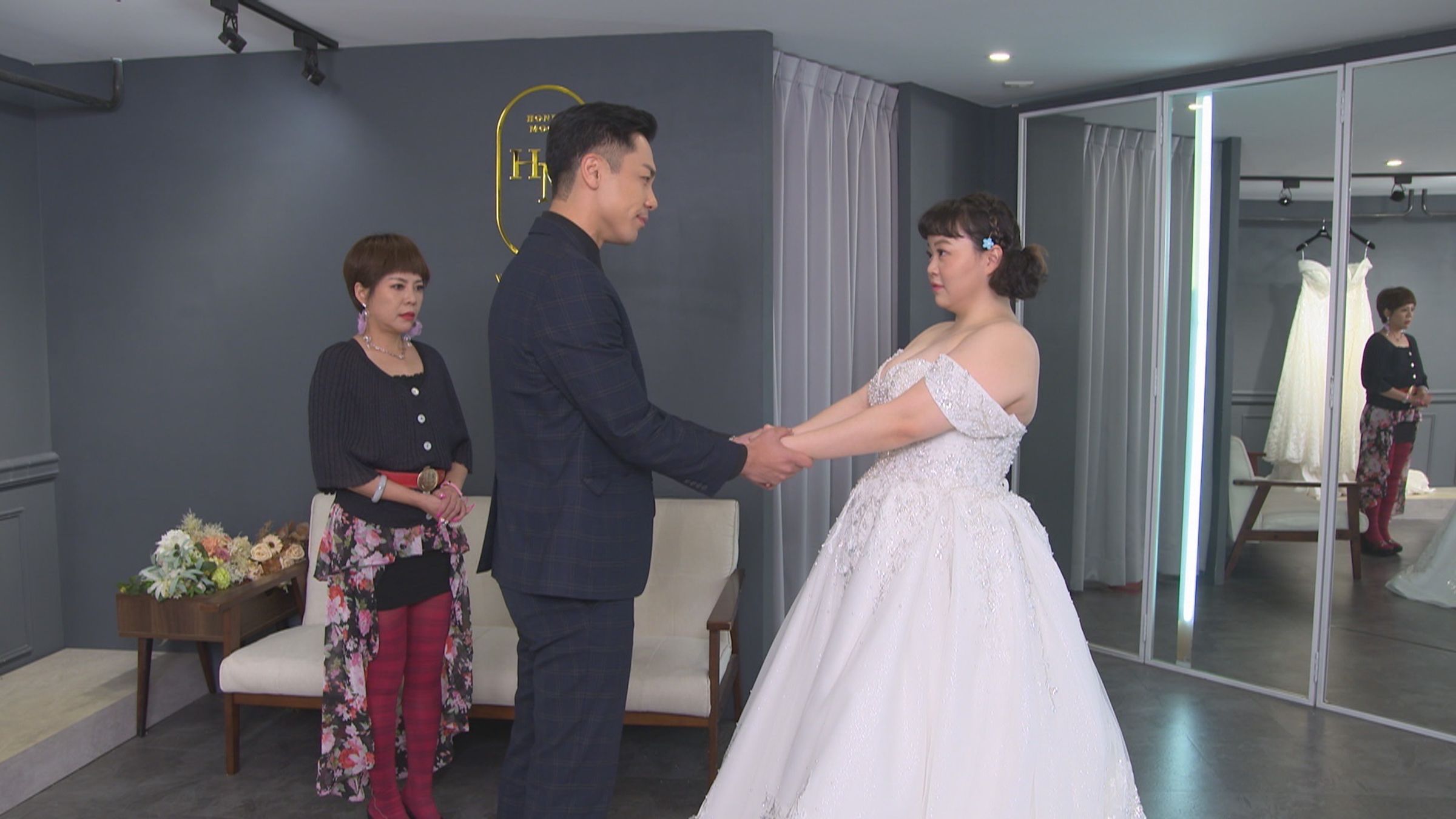 楊皓崴、宮美樂、錦雯去試婚紗,笑料百出。(民視提供)