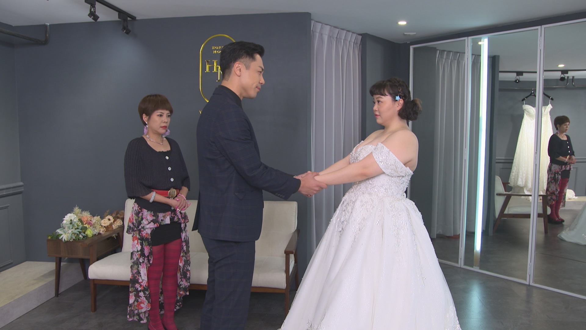 楊皓崴、宮美樂、錦雯去試婚紗，笑料百出。（民視提供）
