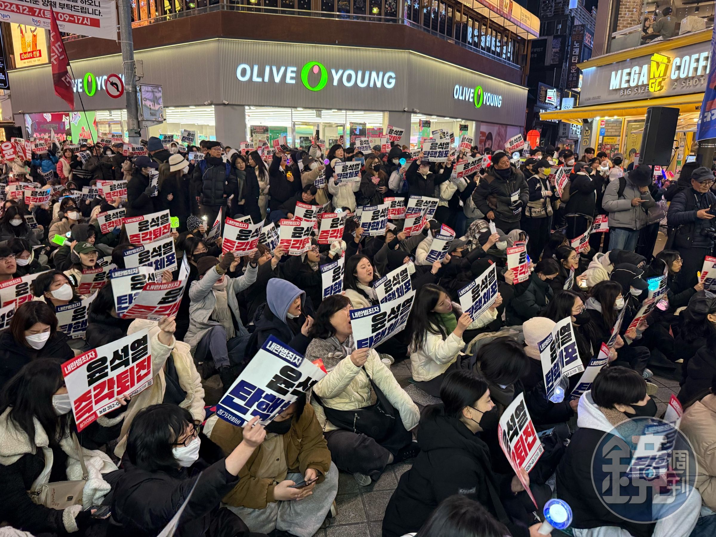 不只首爾街頭出現抗議人潮,釜山市區街頭也有不少人拿著「尹錫悅下台」「彈劾尹錫悅」的標語。