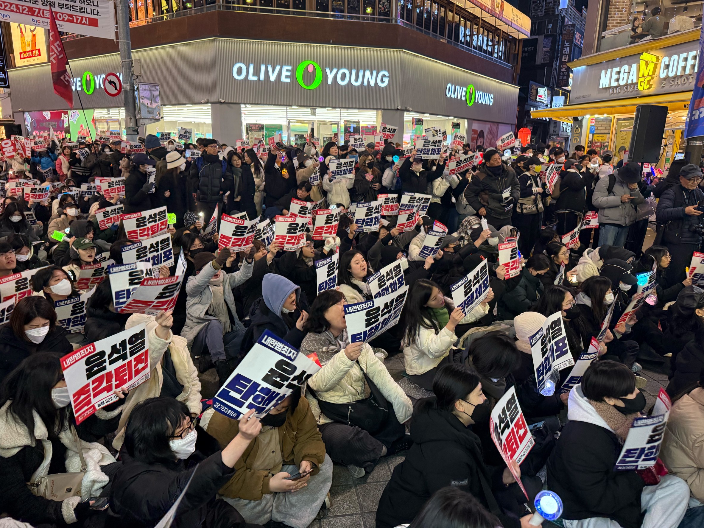 不只首爾街頭出現抗議人潮，釜山市區街頭也有不少人拿著「尹錫悅下台」「彈劾尹錫悅」的標語。