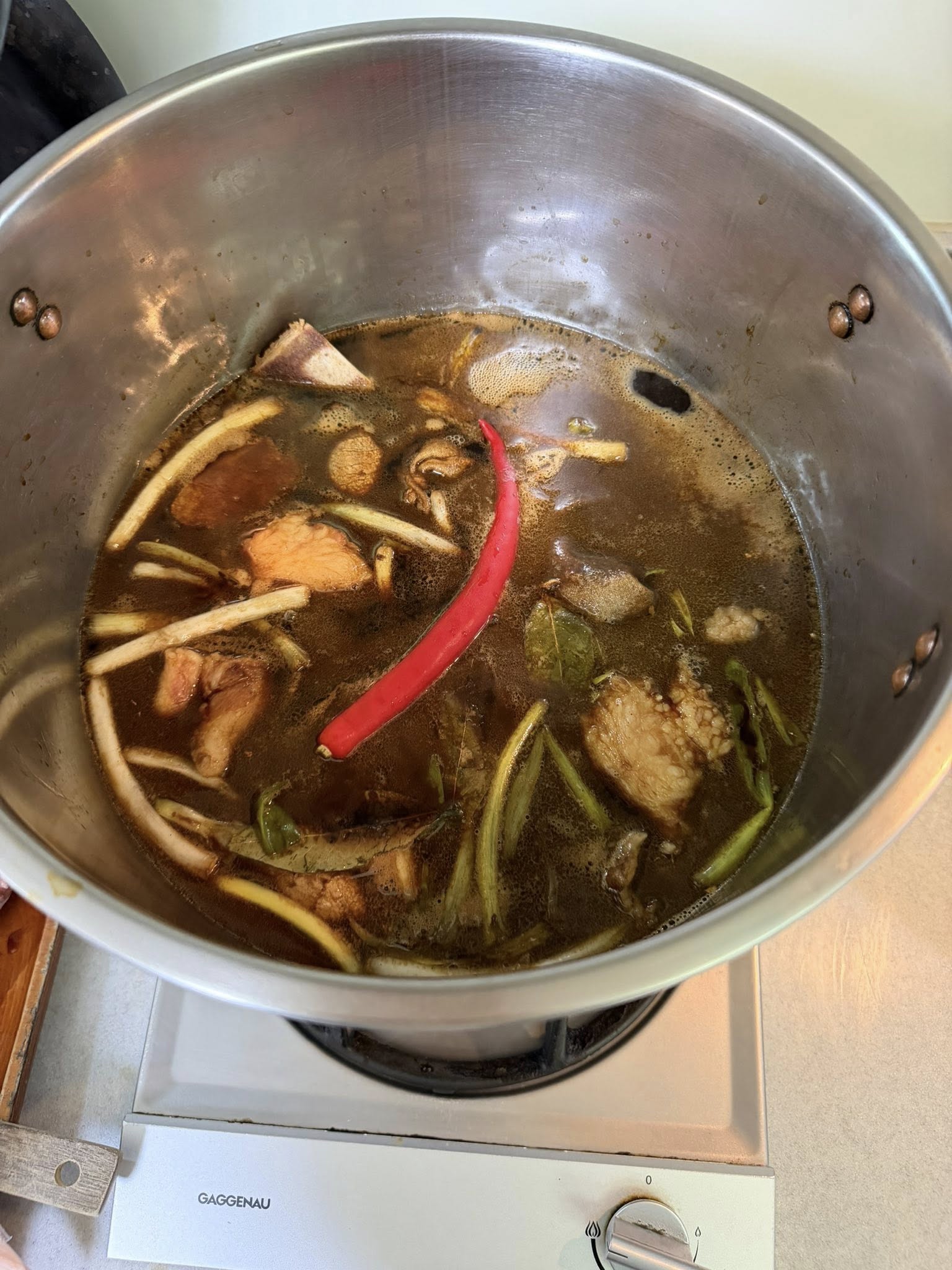 最後加一根紅辣椒添味。